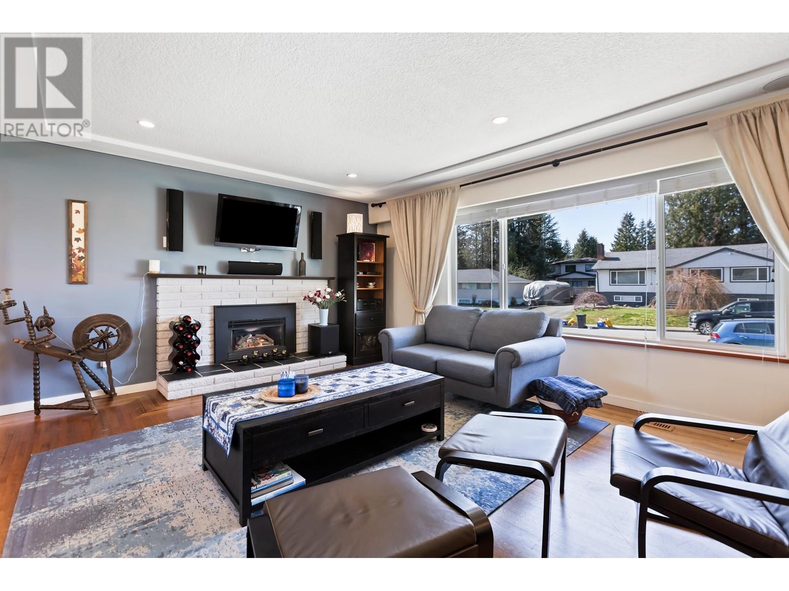 727 Linton Street, Coquitlam, British Columbia  V3J 6K4 - Photo 3 - R2867624