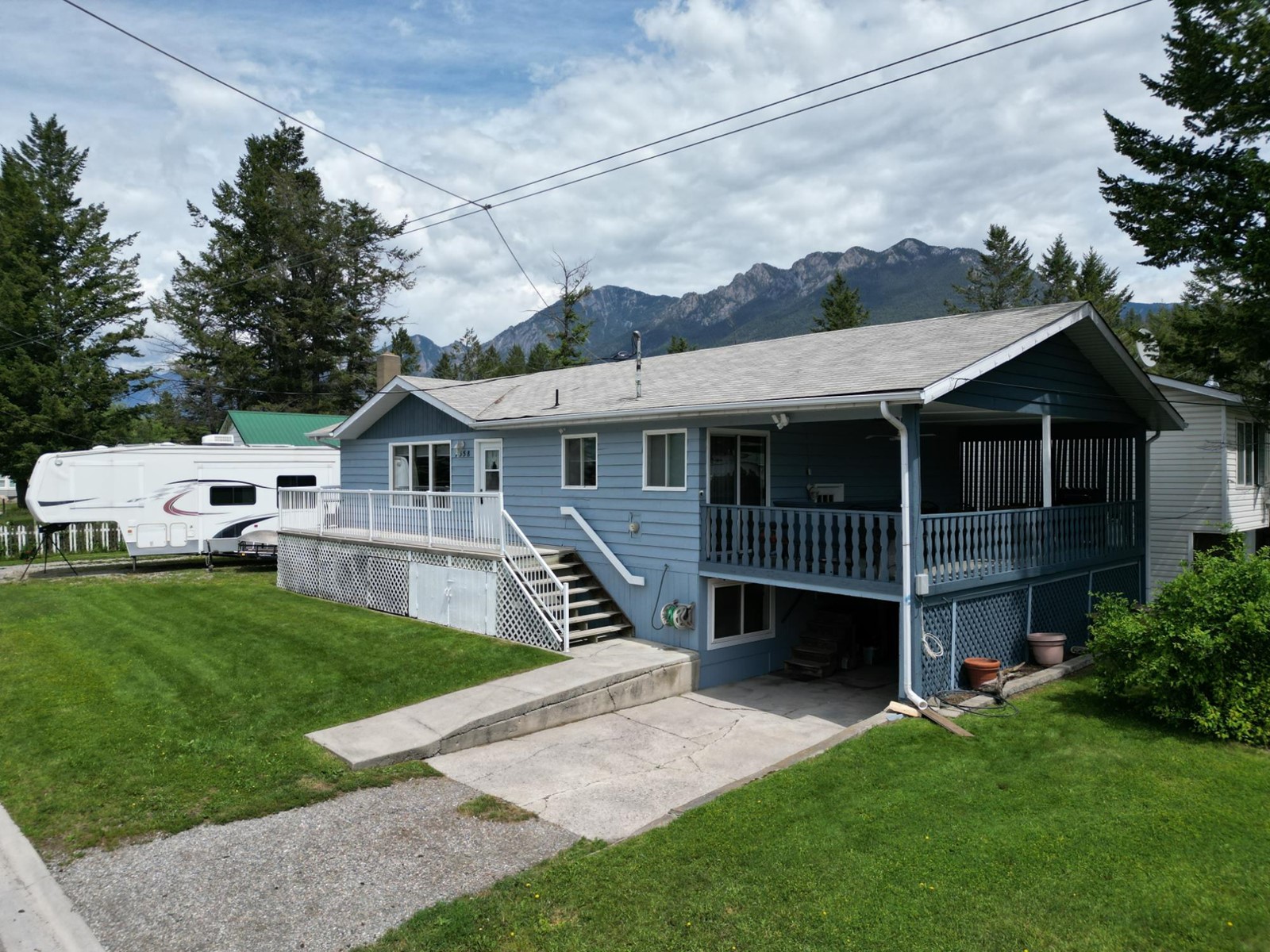 7558 Columbia Avenue, Radium Hot Springs, British Columbia  V0A 1M0 - Photo 1 - 2476001