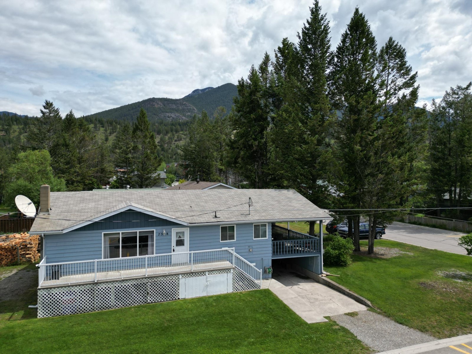 7558 Columbia Avenue, Radium Hot Springs, British Columbia  V0A 1M0 - Photo 2 - 2476001