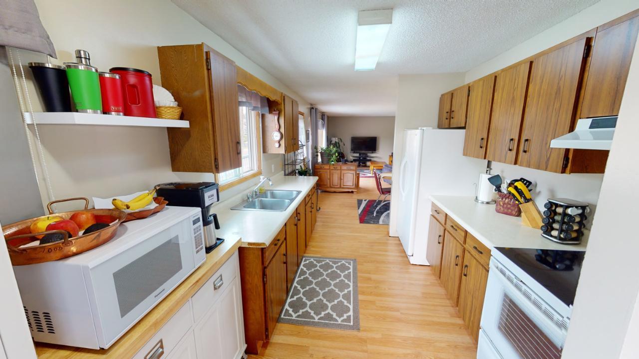 7558 Columbia Avenue, Radium Hot Springs, British Columbia  V0A 1M0 - Photo 8 - 2476001