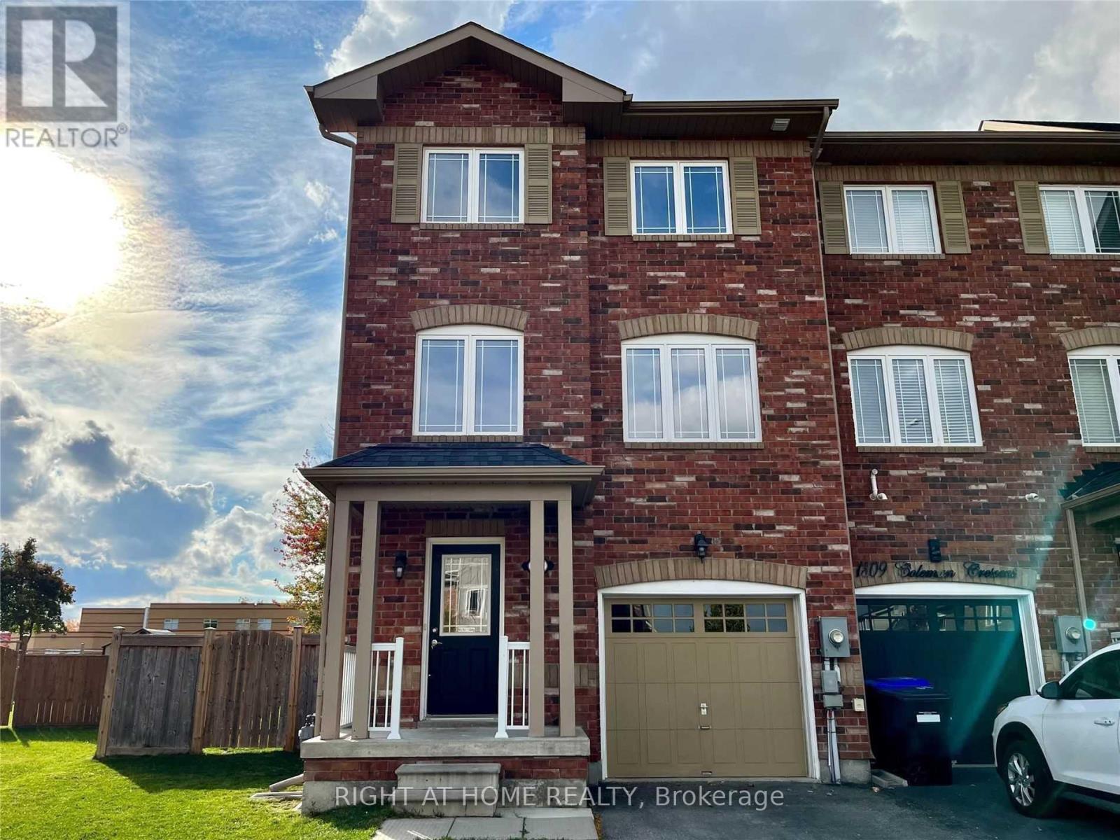 <h3>$2,850<small> Monthly</small></h3><p>1307 Coleman Cres, Innisfil, Ontario</p>