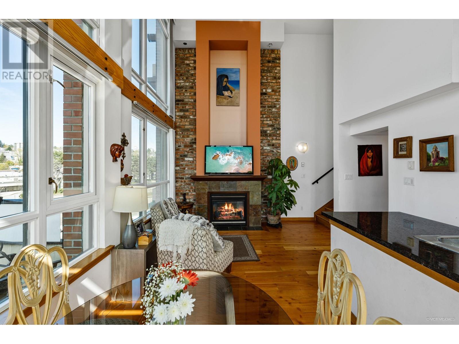 203 7 Rialto Court, New Westminster, British Columbia  V3M 7A8 - Photo 2 - R2867850