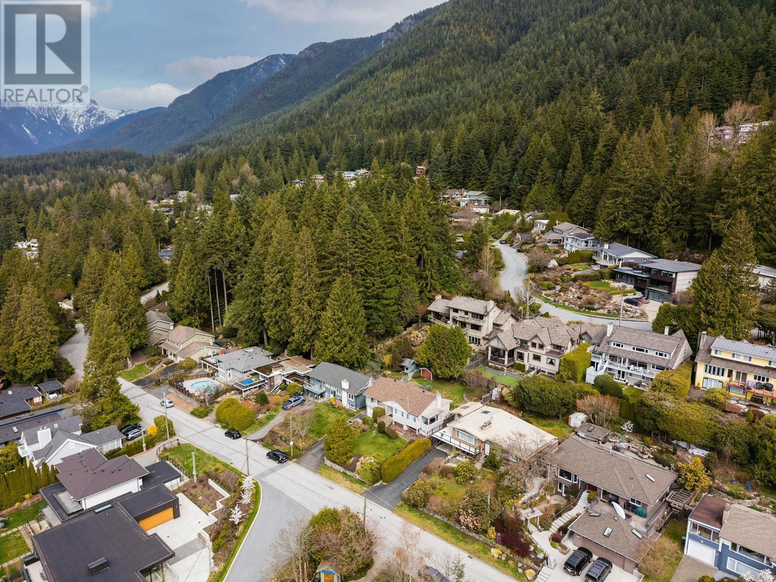 690 Blueridge Avenue, North Vancouver, British Columbia  V7R 2J3 - Photo 10 - R2867876