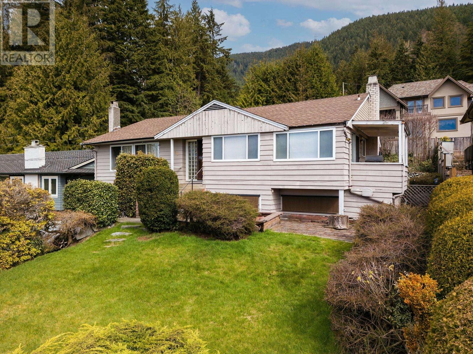 690 Blueridge Avenue, North Vancouver, British Columbia  V7R 2J3 - Photo 12 - R2867876