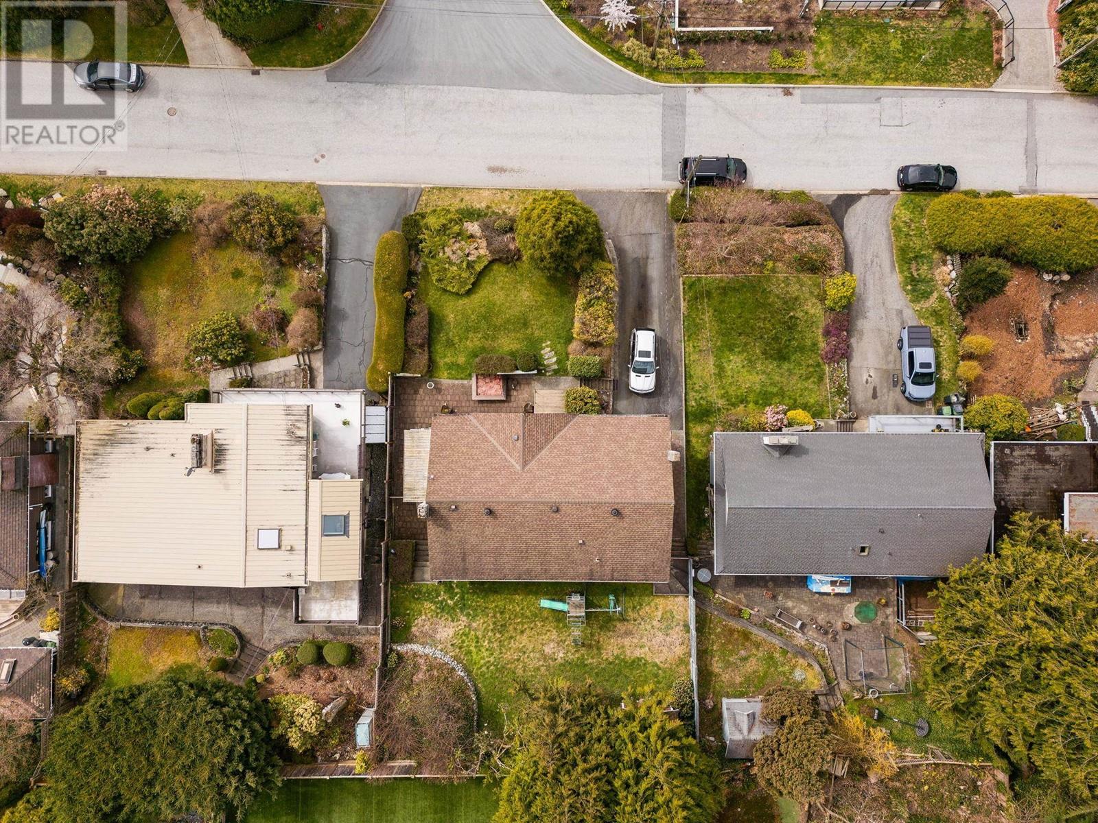 690 Blueridge Avenue, North Vancouver, British Columbia  V7R 2J3 - Photo 3 - R2867876