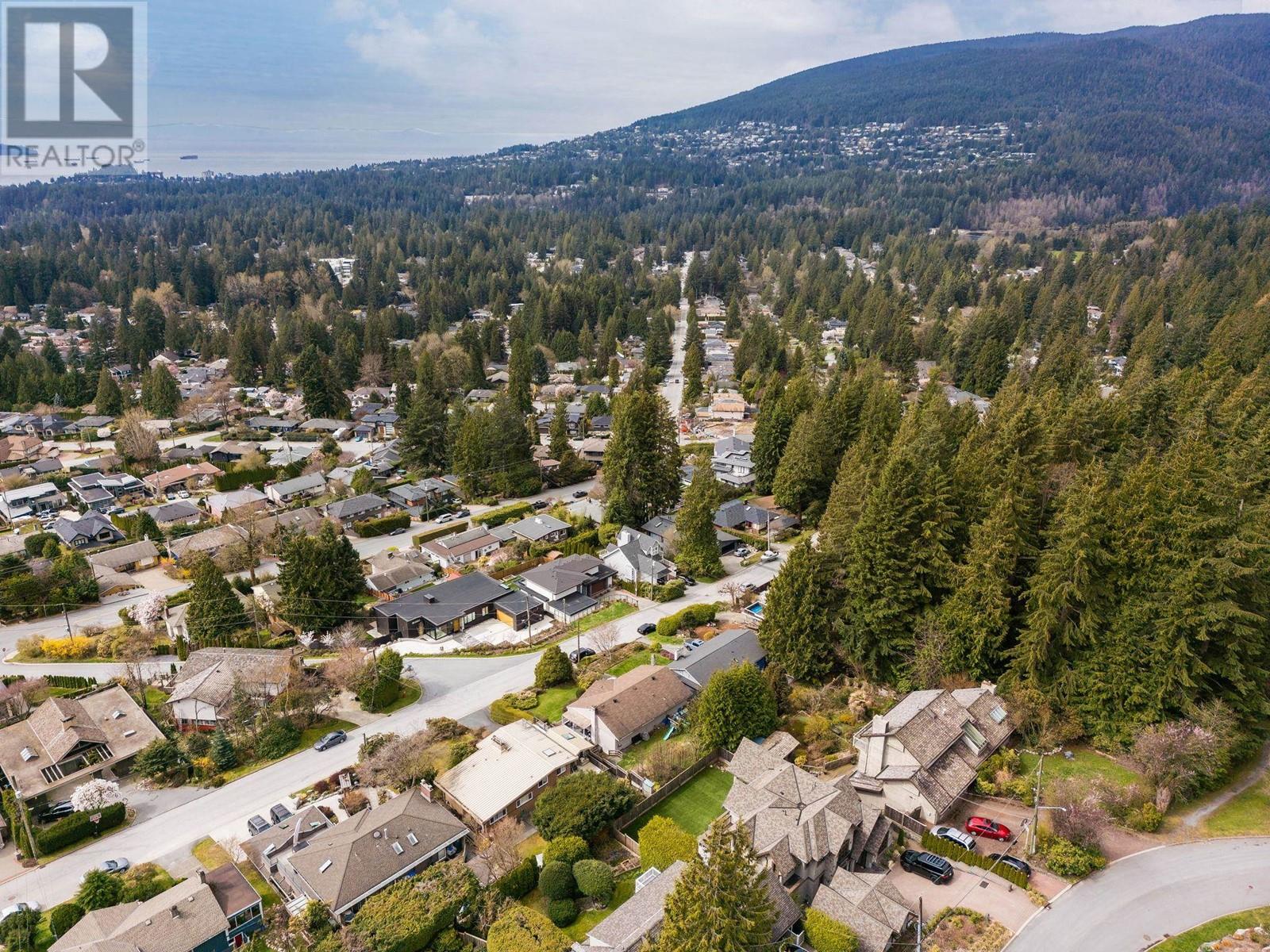 690 Blueridge Avenue, North Vancouver, British Columbia  V7R 2J3 - Photo 4 - R2867876