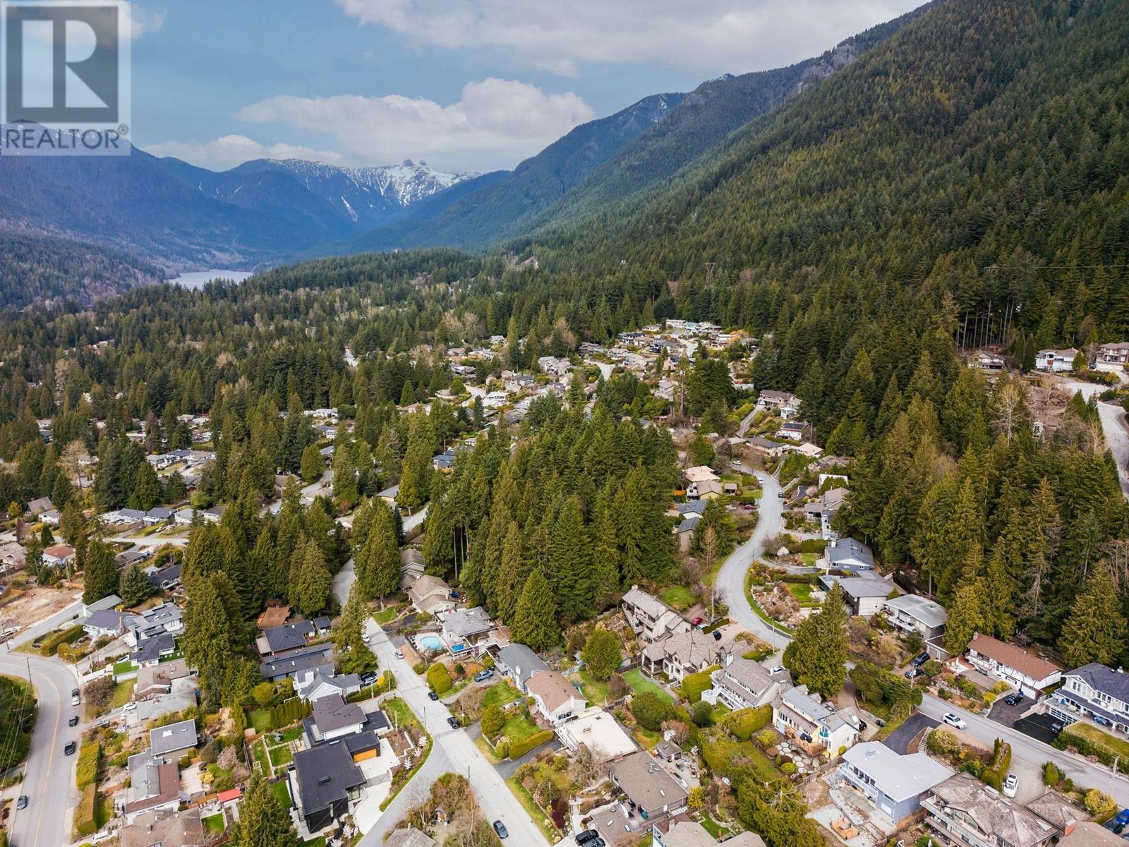 690 Blueridge Avenue, North Vancouver, British Columbia  V7R 2J3 - Photo 9 - R2867876
