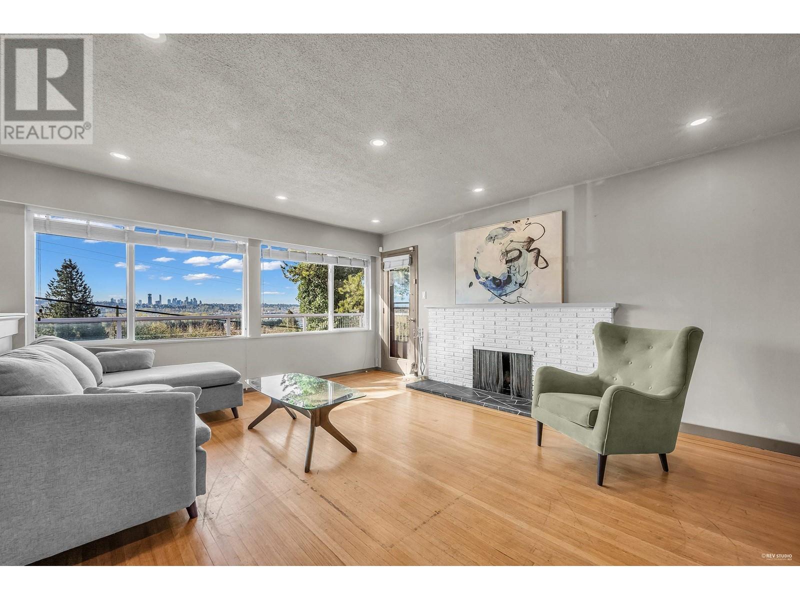 320 Laurentian Crescent, Coquitlam, British Columbia  V3K 1Y1 - Photo 4 - R2867787