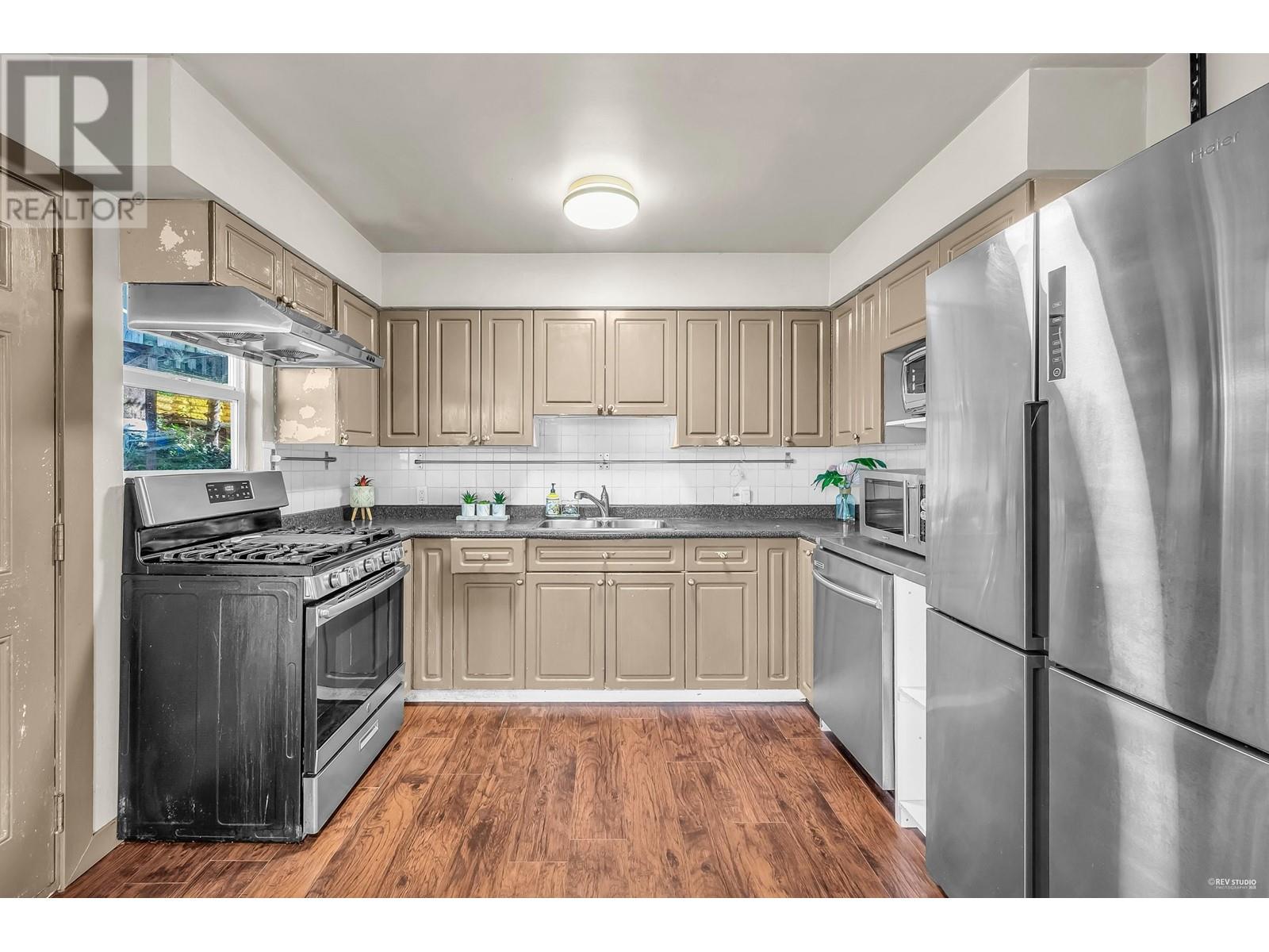 320 Laurentian Crescent, Coquitlam, British Columbia  V3K 1Y1 - Photo 8 - R2867787
