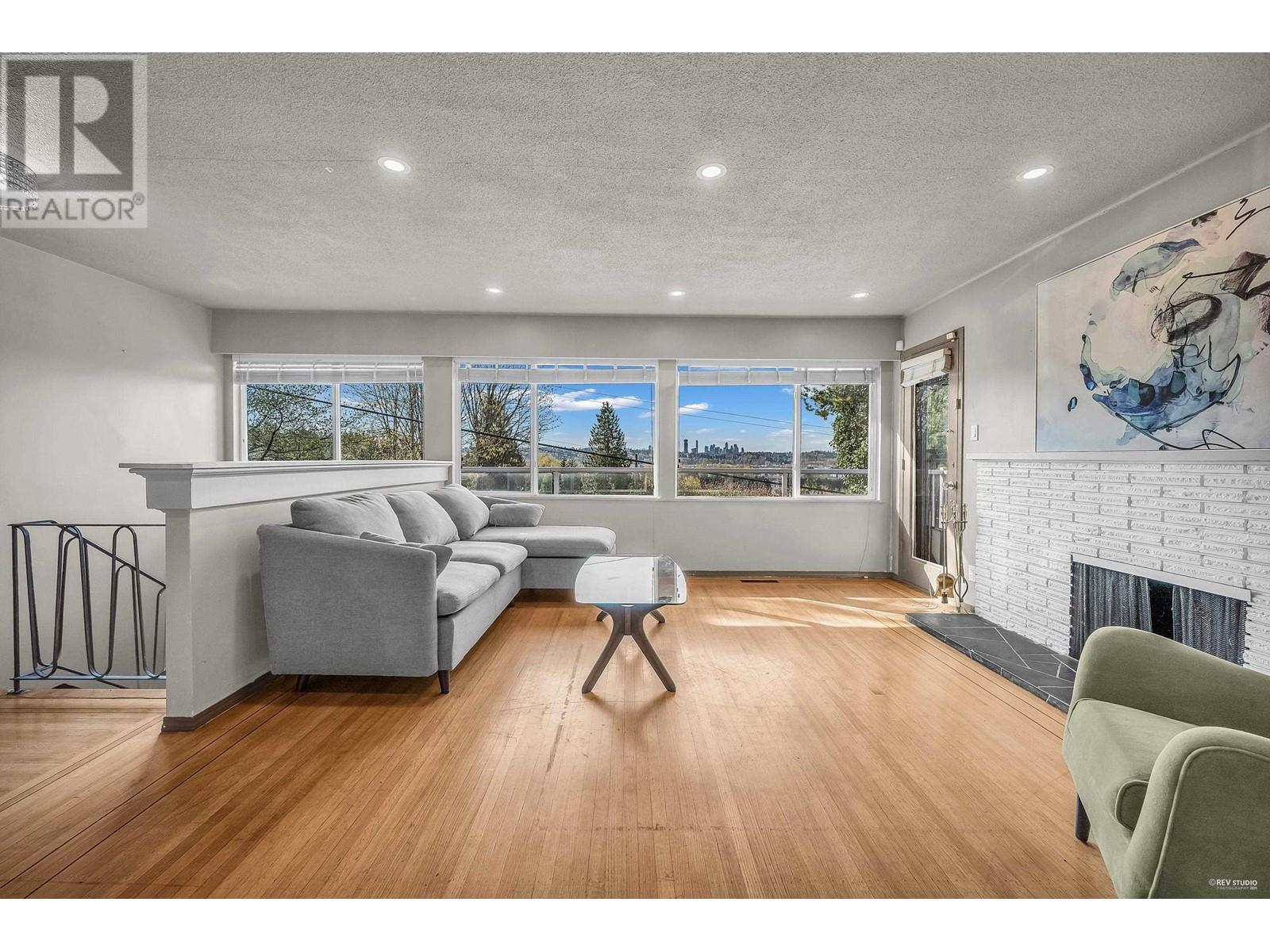 320 Laurentian Crescent, Coquitlam, British Columbia  V3K 1Y1 - Photo 3 - R2867787