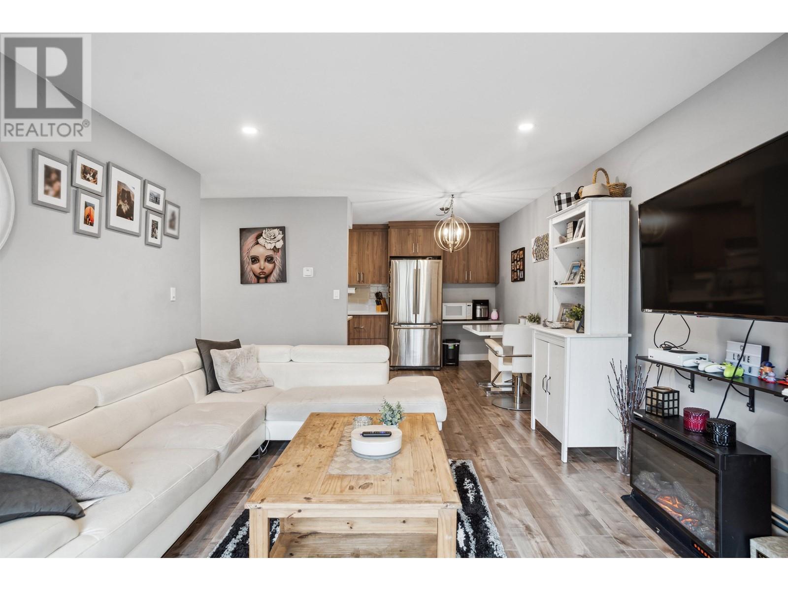 208 428 Agnes Street, New Westminster, British Columbia  V3L 1G1 - Photo 1 - R2867957