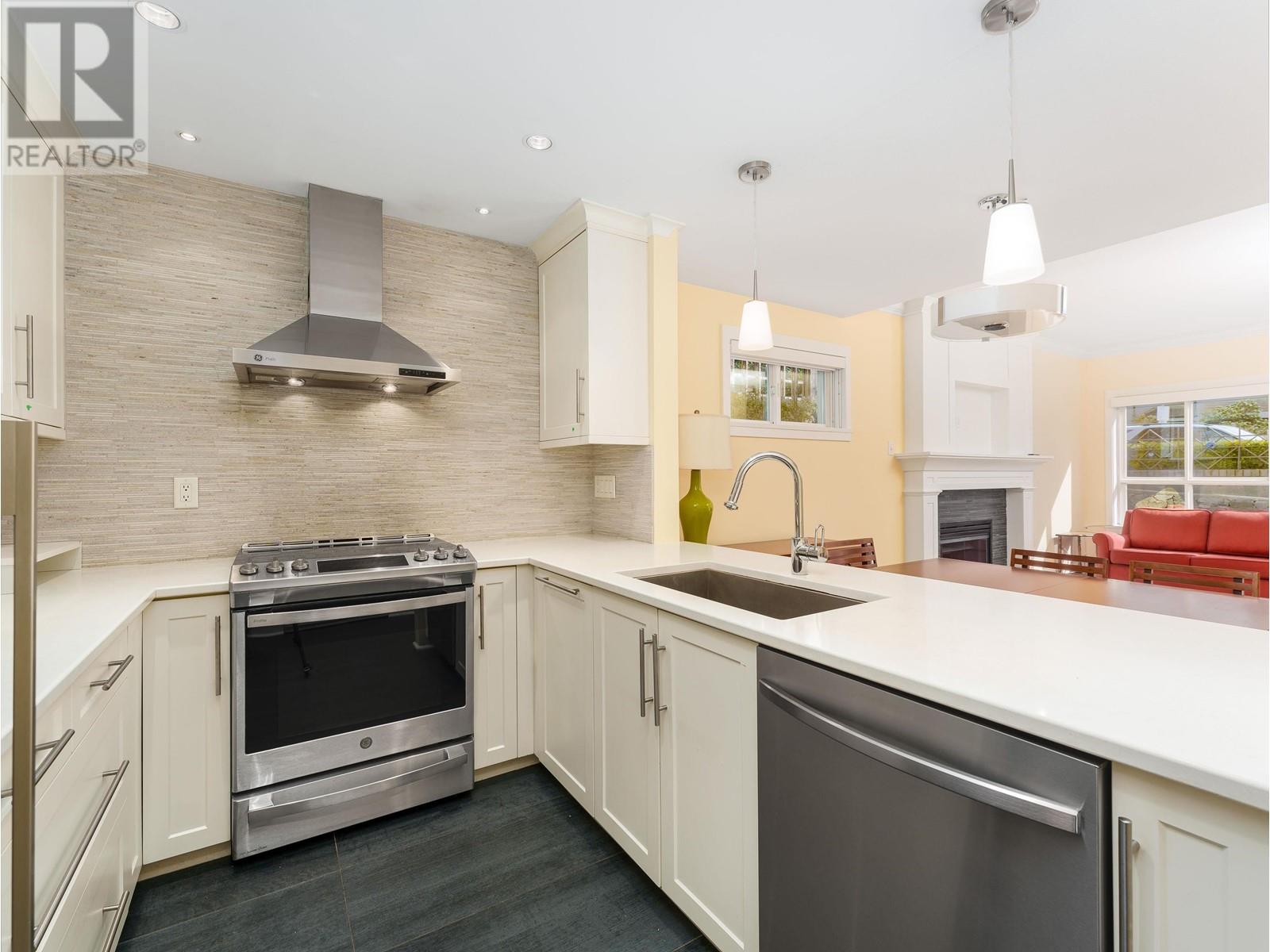 1 258 W 14th Street, North Vancouver, British Columbia  V7M 1P3 - Photo 1 - R2867979