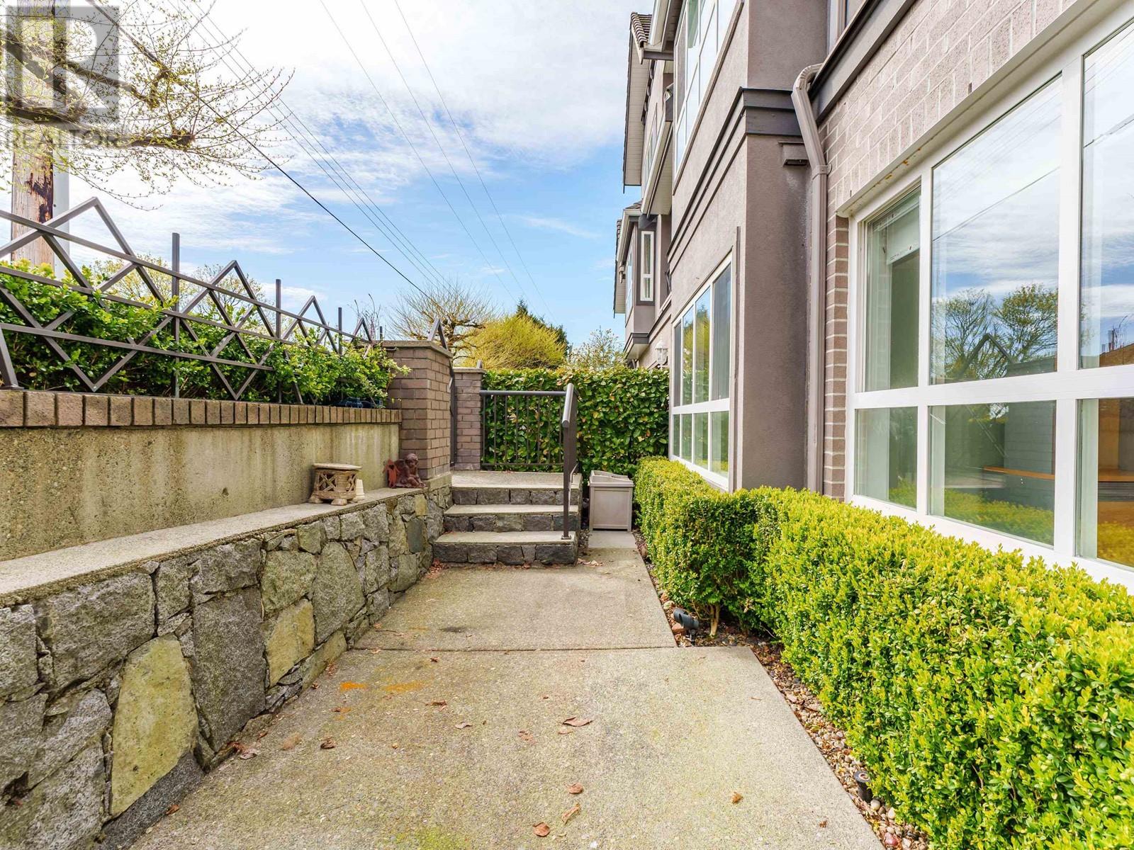 1 258 W 14th Street, North Vancouver, British Columbia  V7M 1P3 - Photo 3 - R2867979