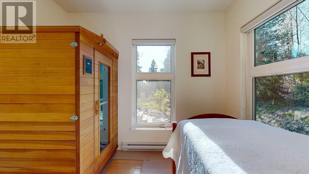 972 Joe Road, Roberts Creek, British Columbia  V0N 2W6 - Photo 12 - R2868006