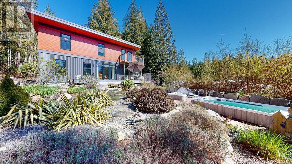 972 Joe Road, Roberts Creek, British Columbia  V0N 2W6 - Photo 2 - R2868006