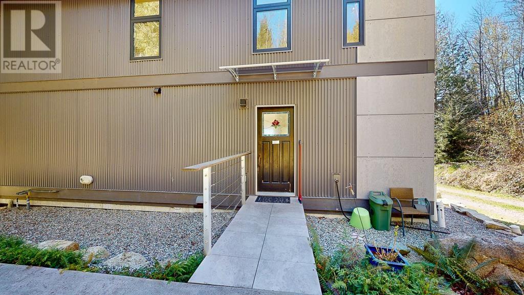 972 Joe Road, Roberts Creek, British Columbia  V0N 2W6 - Photo 3 - R2868006