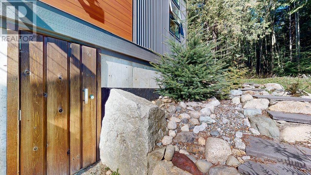 972 Joe Road, Roberts Creek, British Columbia  V0N 2W6 - Photo 30 - R2868006