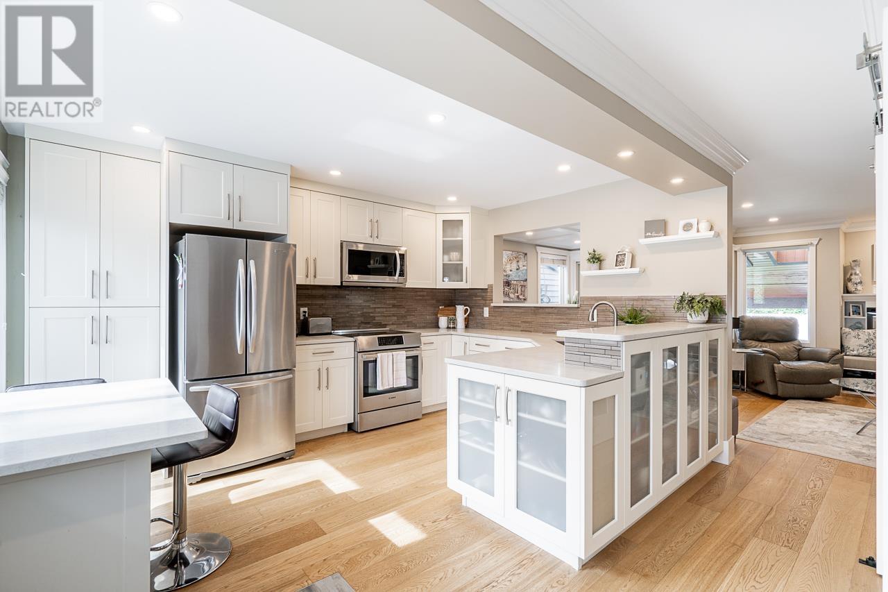 3735 Garden Grove Drive, Burnaby, British Columbia  V5G 4A5 - Photo 3 - R2867602
