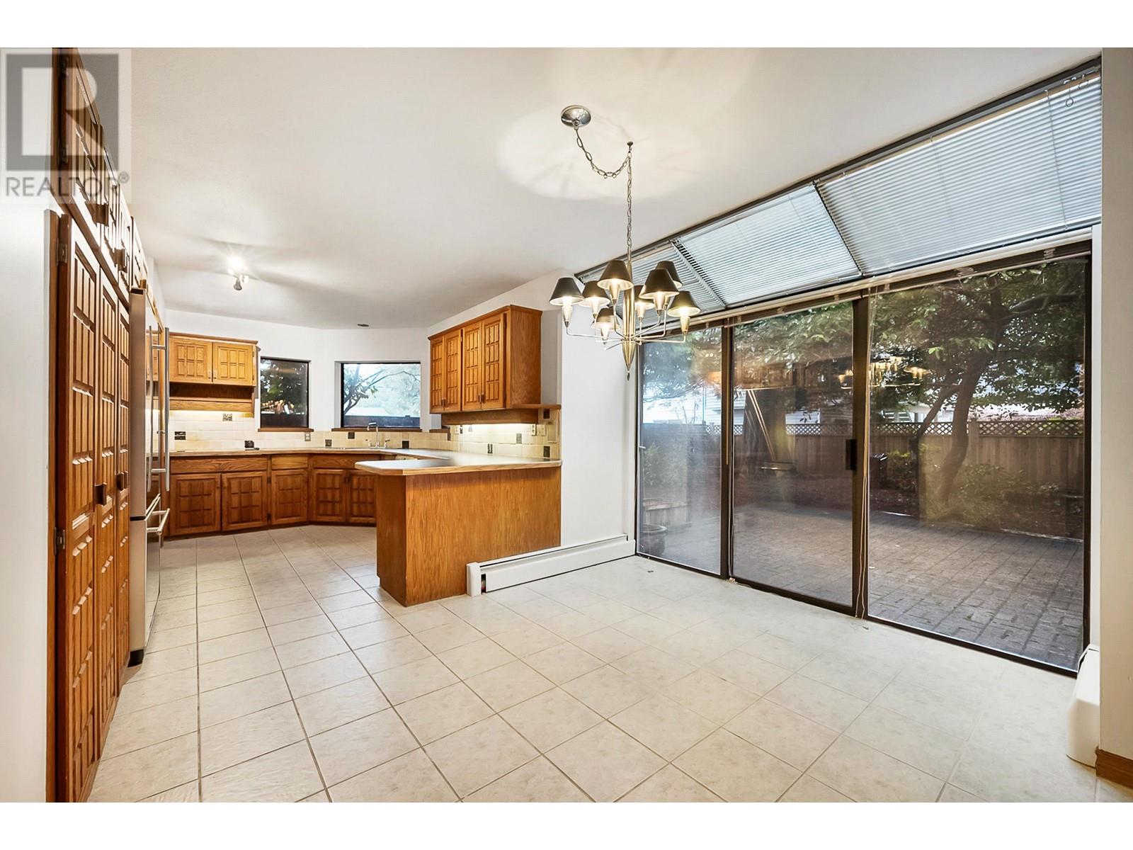 21576 124 Avenue, Maple Ridge, British Columbia  V2X 4H3 - Photo 5 - R2868110