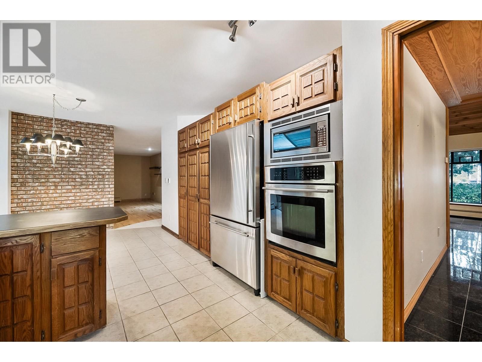 21576 124 Avenue, Maple Ridge, British Columbia  V2X 4H3 - Photo 9 - R2868110