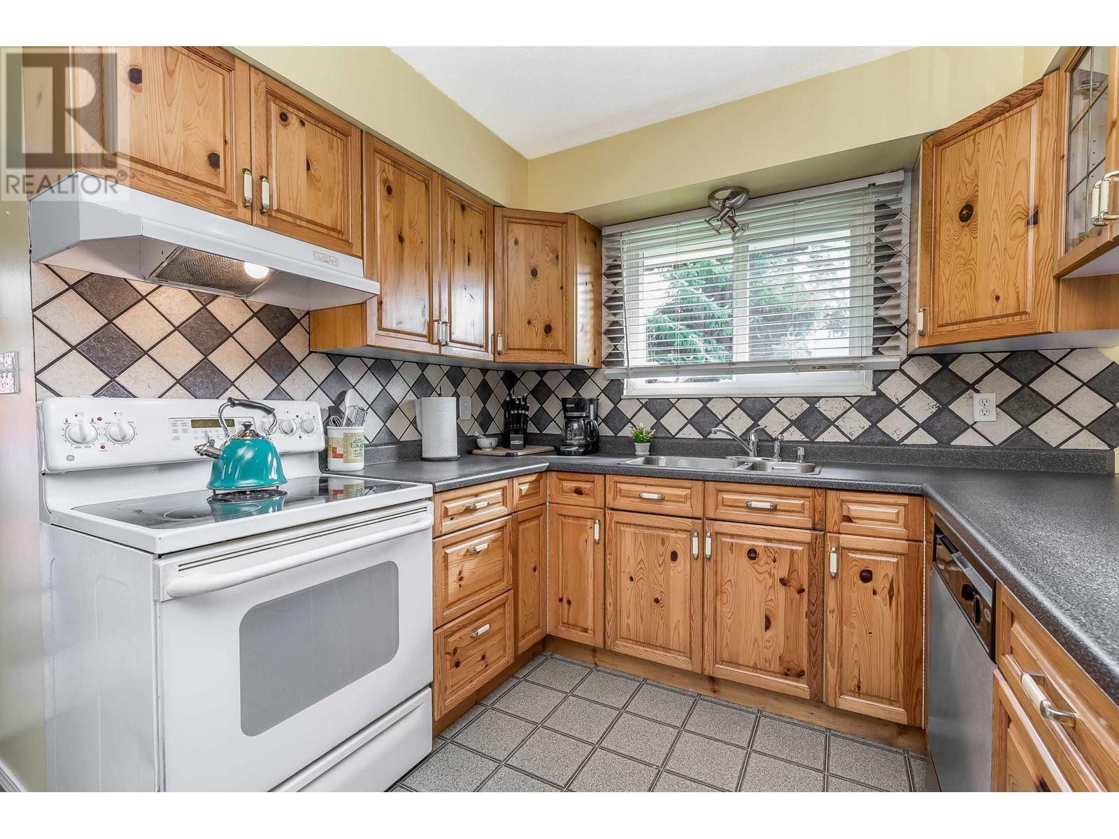 21950 Wicklow Way, Maple Ridge, British Columbia  V2X 7W4 - Photo 16 - R2868270