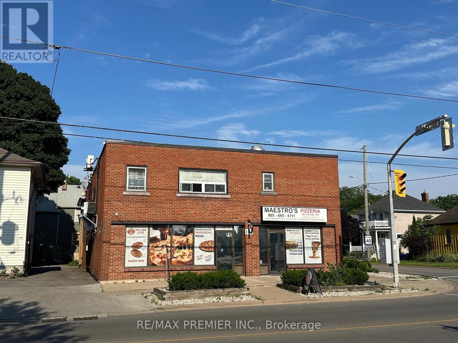 144 Lake St, St. Catharines, Ontario  L2R 5Y3 - Photo 1 - X8181080