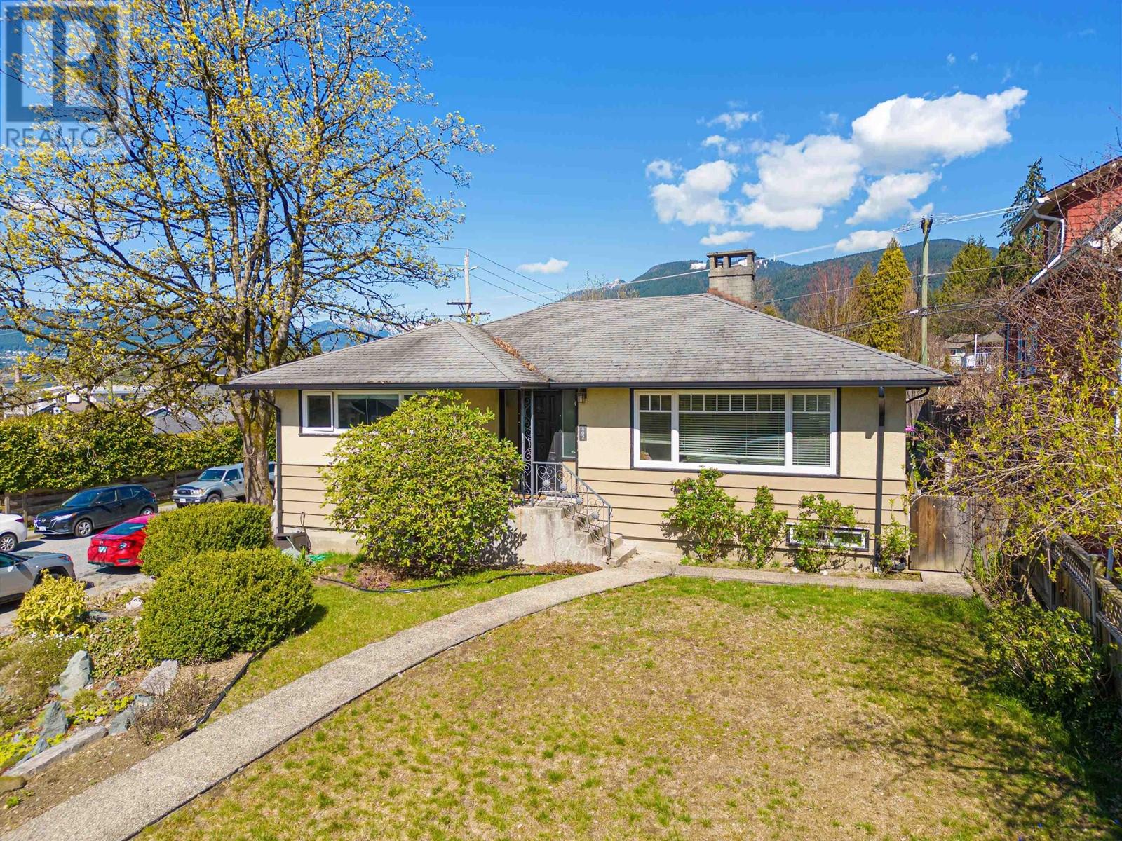 402 E 17th Street, North Vancouver, British Columbia  V7L 2W2 - Photo 1 - R2868387