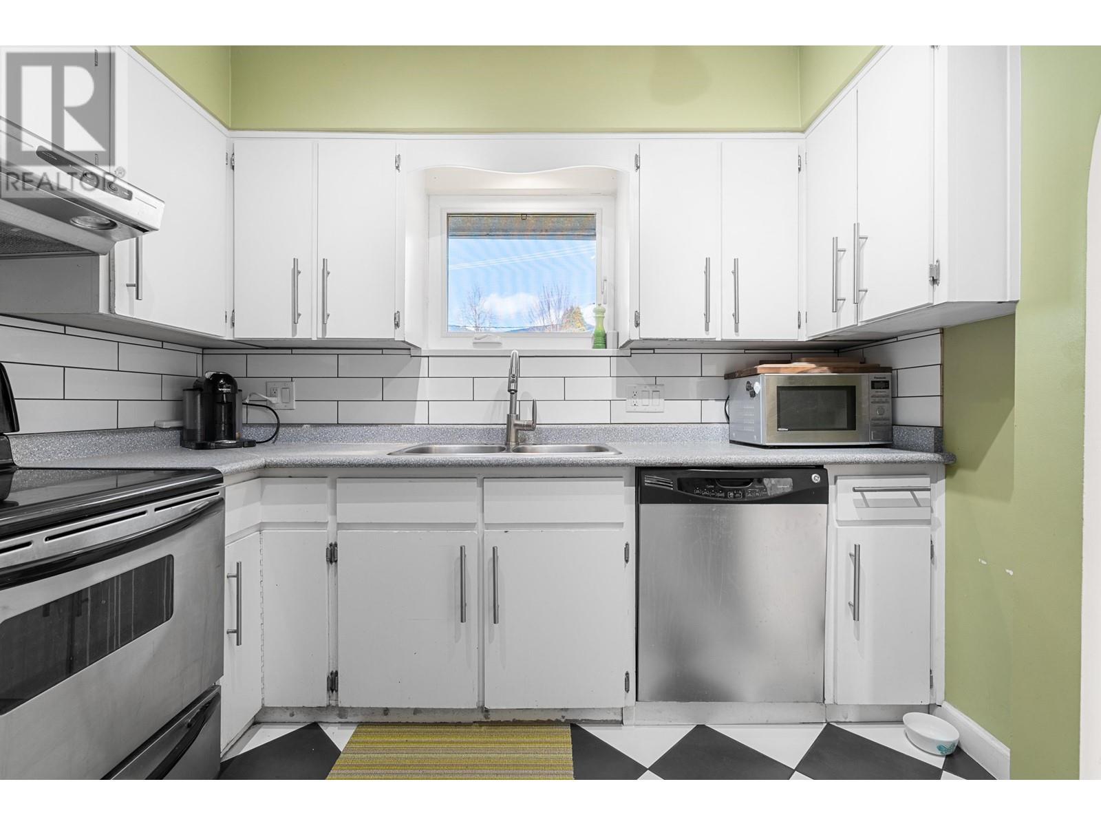 402 E 17th Street, North Vancouver, British Columbia  V7L 2W2 - Photo 10 - R2868387