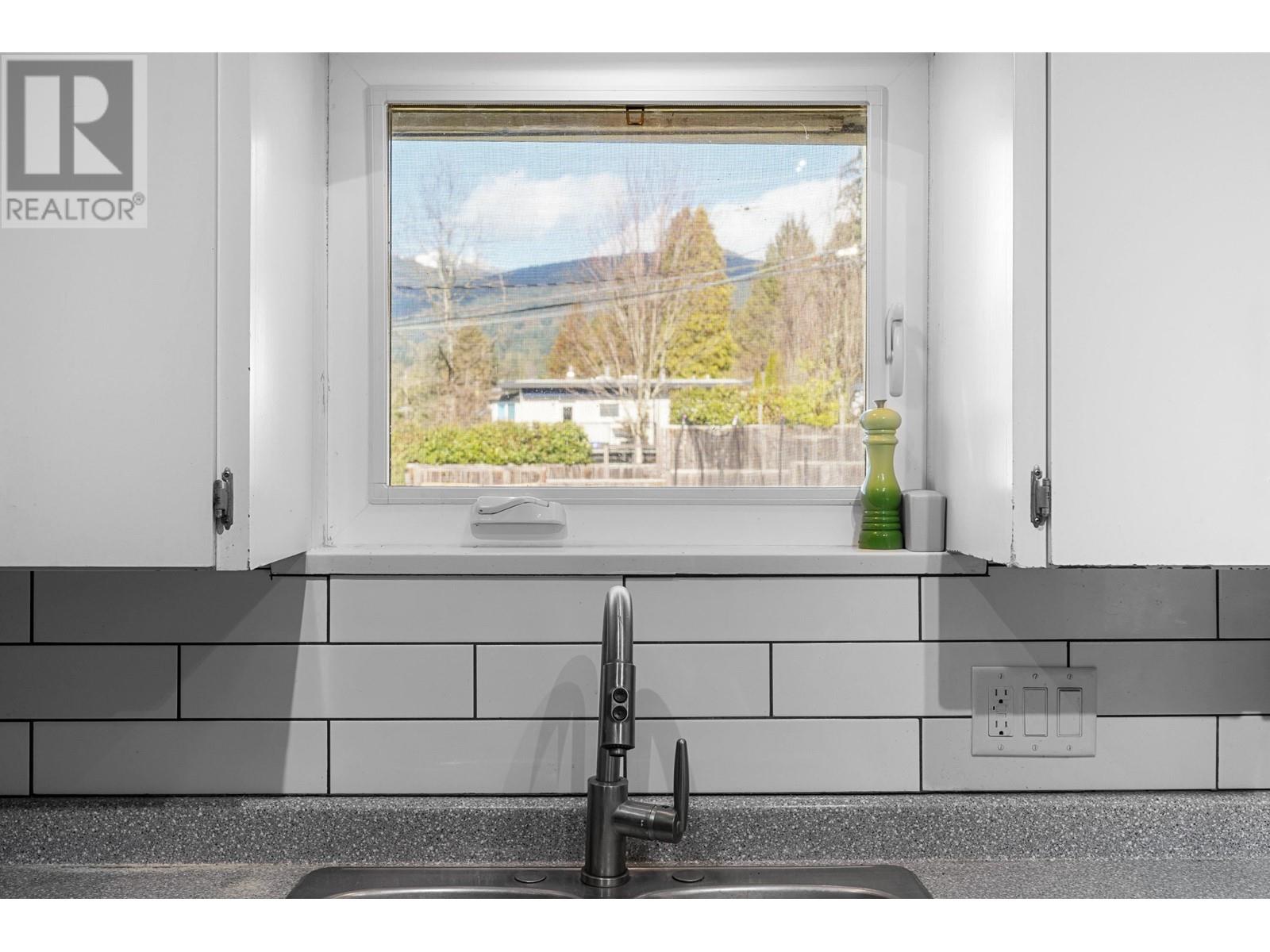 402 E 17th Street, North Vancouver, British Columbia  V7L 2W2 - Photo 11 - R2868387