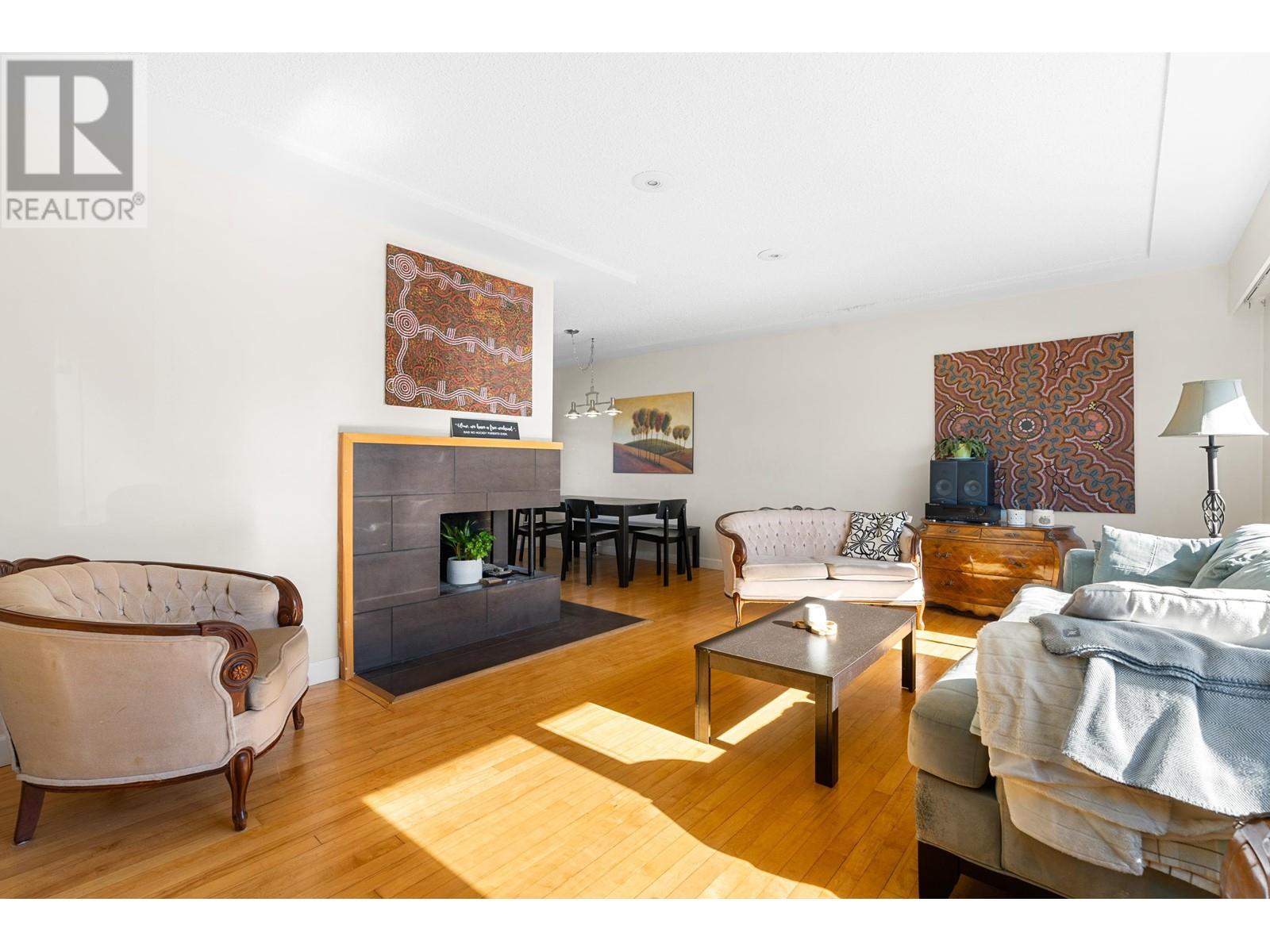 402 E 17th Street, North Vancouver, British Columbia  V7L 2W2 - Photo 2 - R2868387