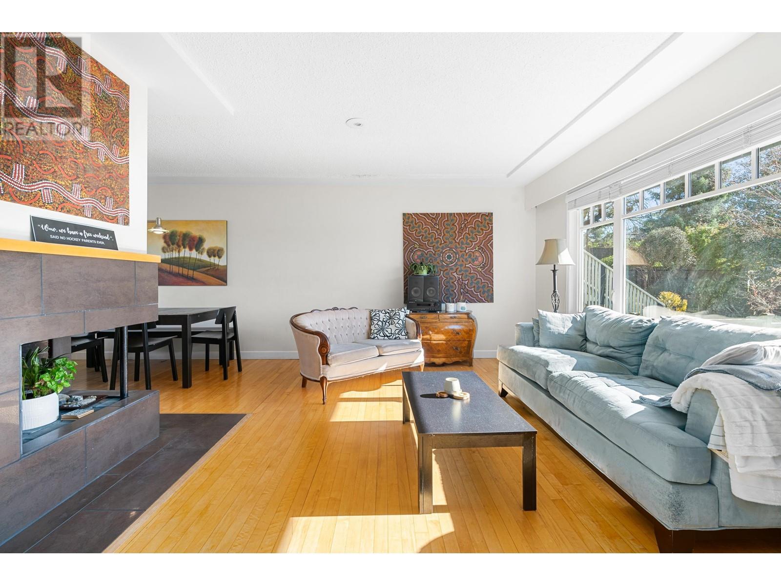 402 E 17th Street, North Vancouver, British Columbia  V7L 2W2 - Photo 3 - R2868387