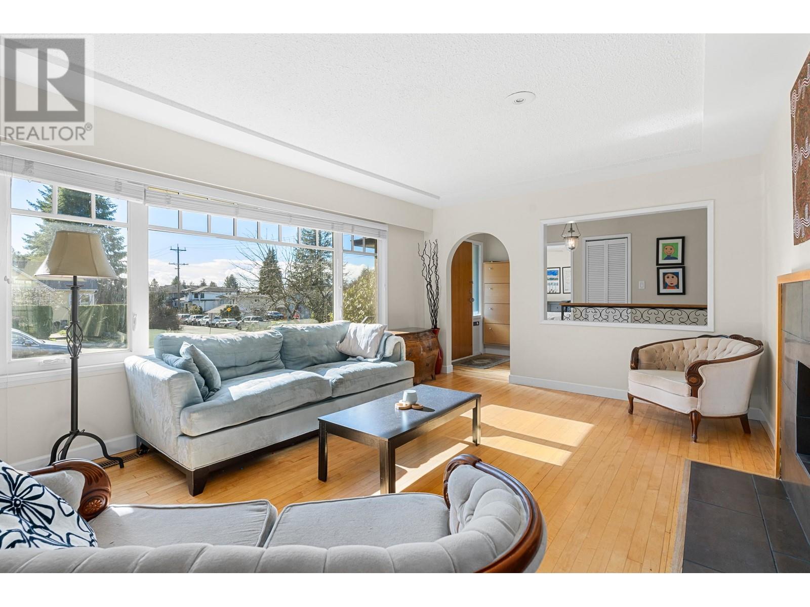 402 E 17th Street, North Vancouver, British Columbia  V7L 2W2 - Photo 4 - R2868387
