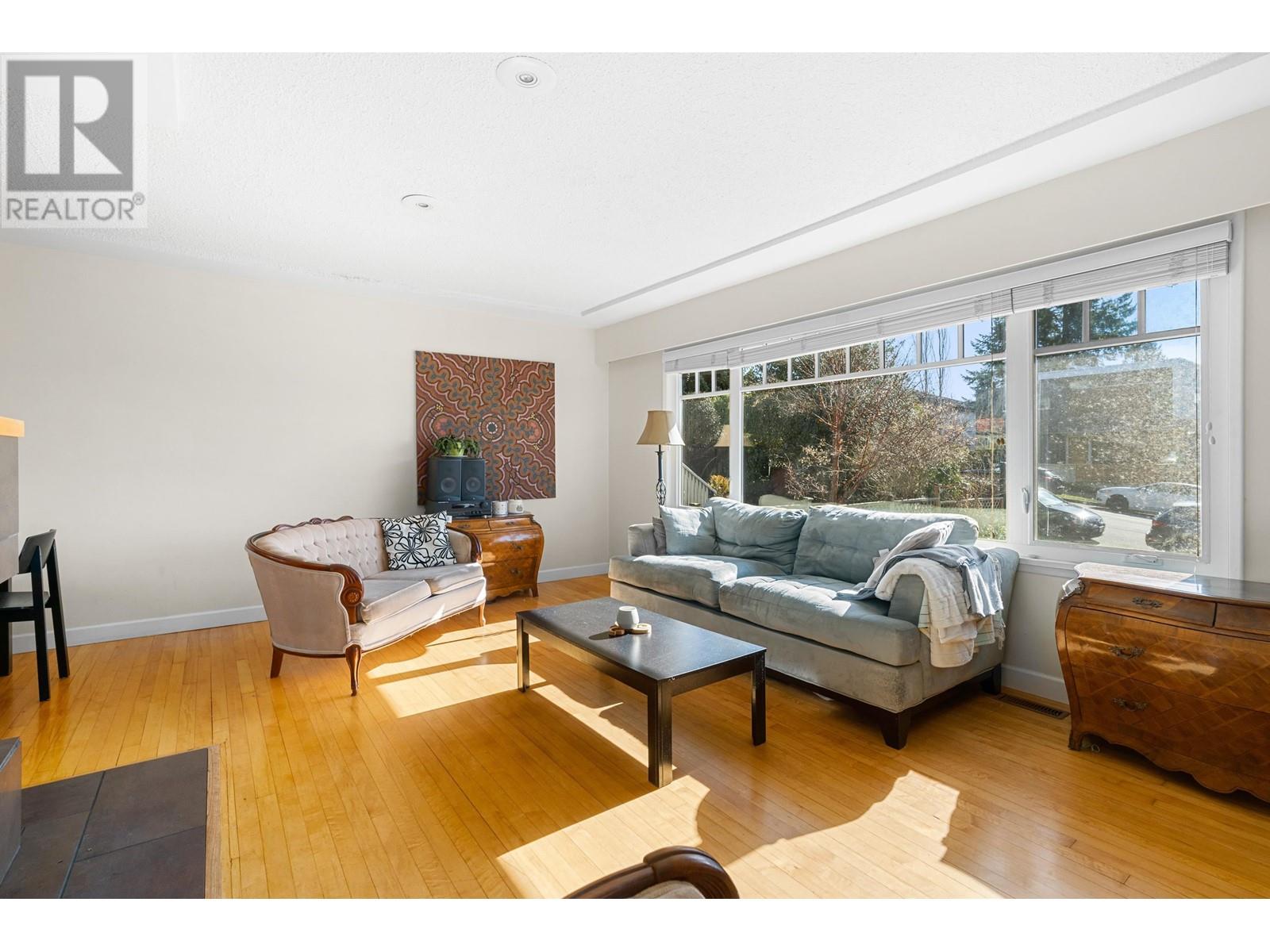 402 E 17th Street, North Vancouver, British Columbia  V7L 2W2 - Photo 5 - R2868387