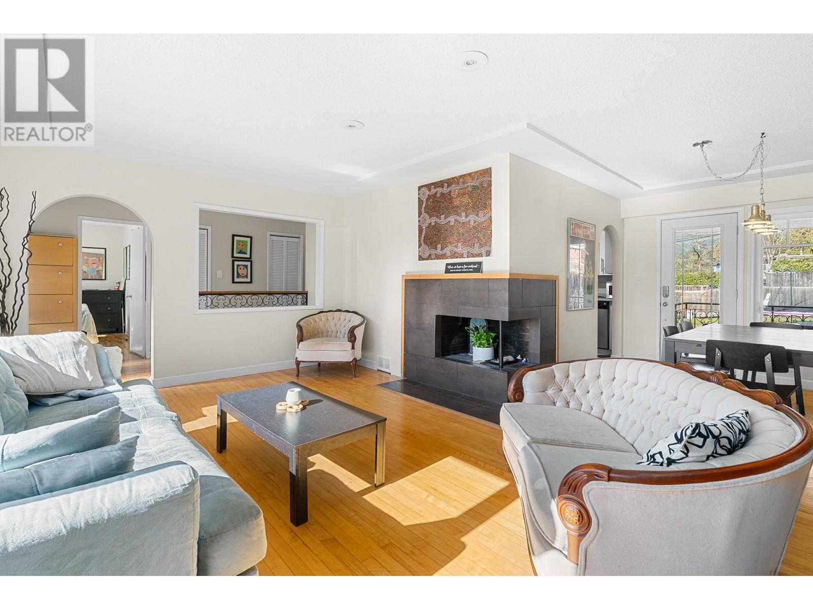 402 E 17th Street, North Vancouver, British Columbia  V7L 2W2 - Photo 6 - R2868387