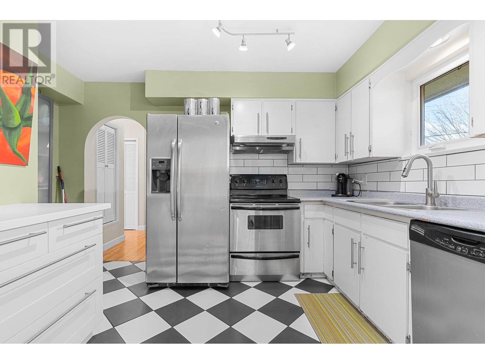 402 E 17th Street, North Vancouver, British Columbia  V7L 2W2 - Photo 9 - R2868387