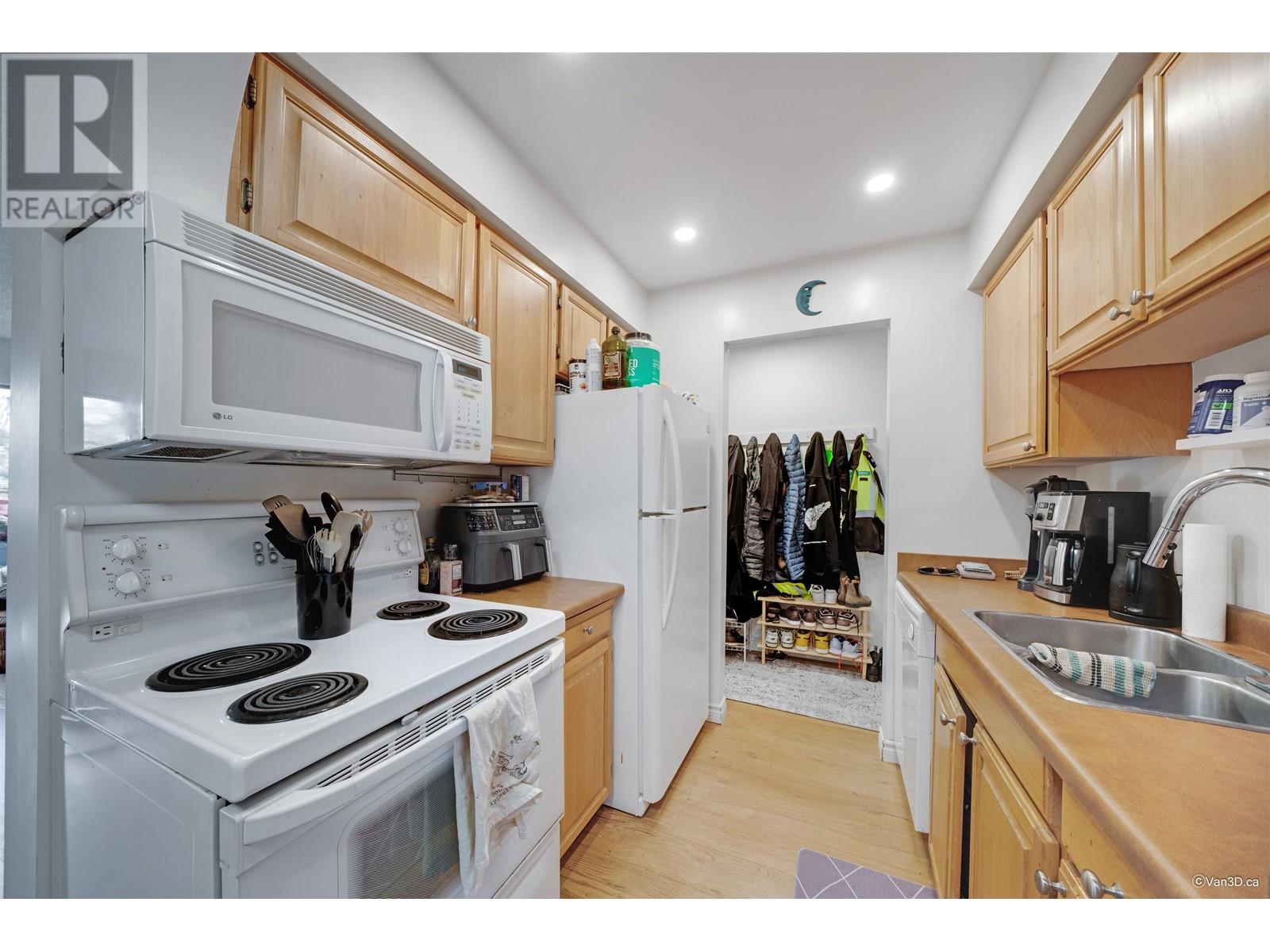 304 2885 Spruce Street, Vancouver, British Columbia  V6H 2R4 - Photo 3 - R2868546