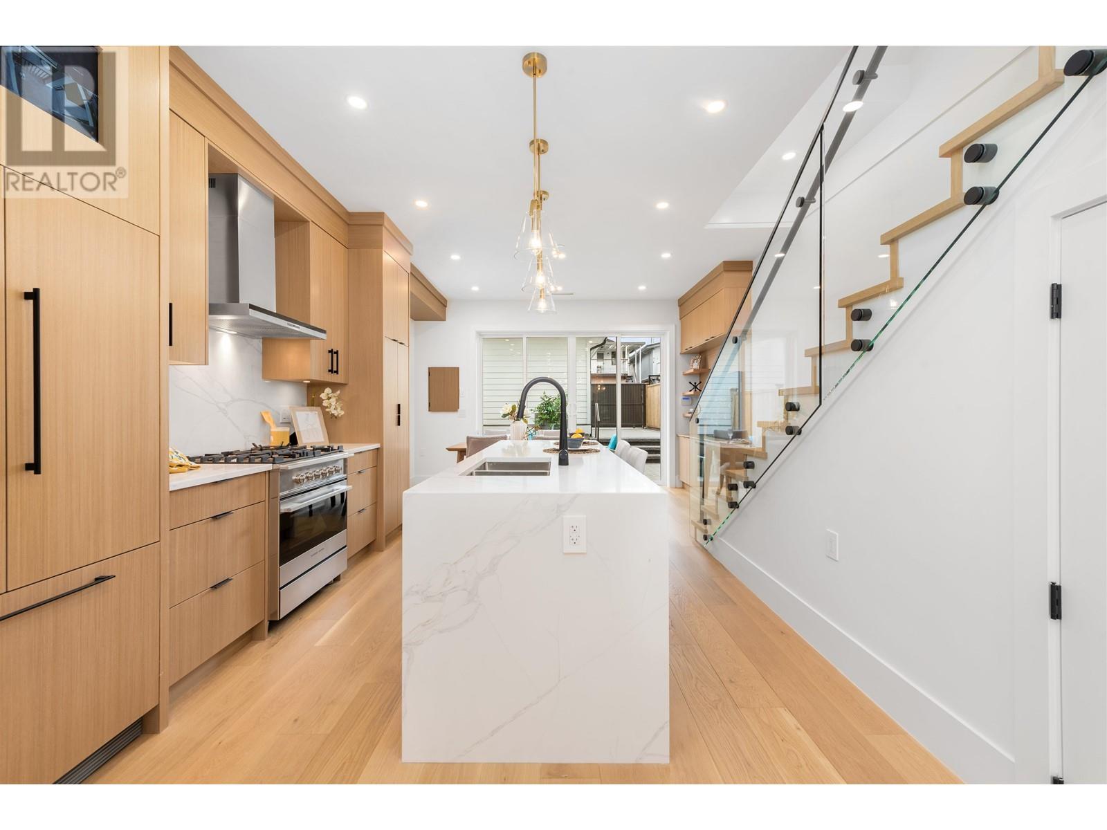 334 E 35th Avenue, Vancouver, British Columbia  V5W 1A8 - Photo 2 - R2868619
