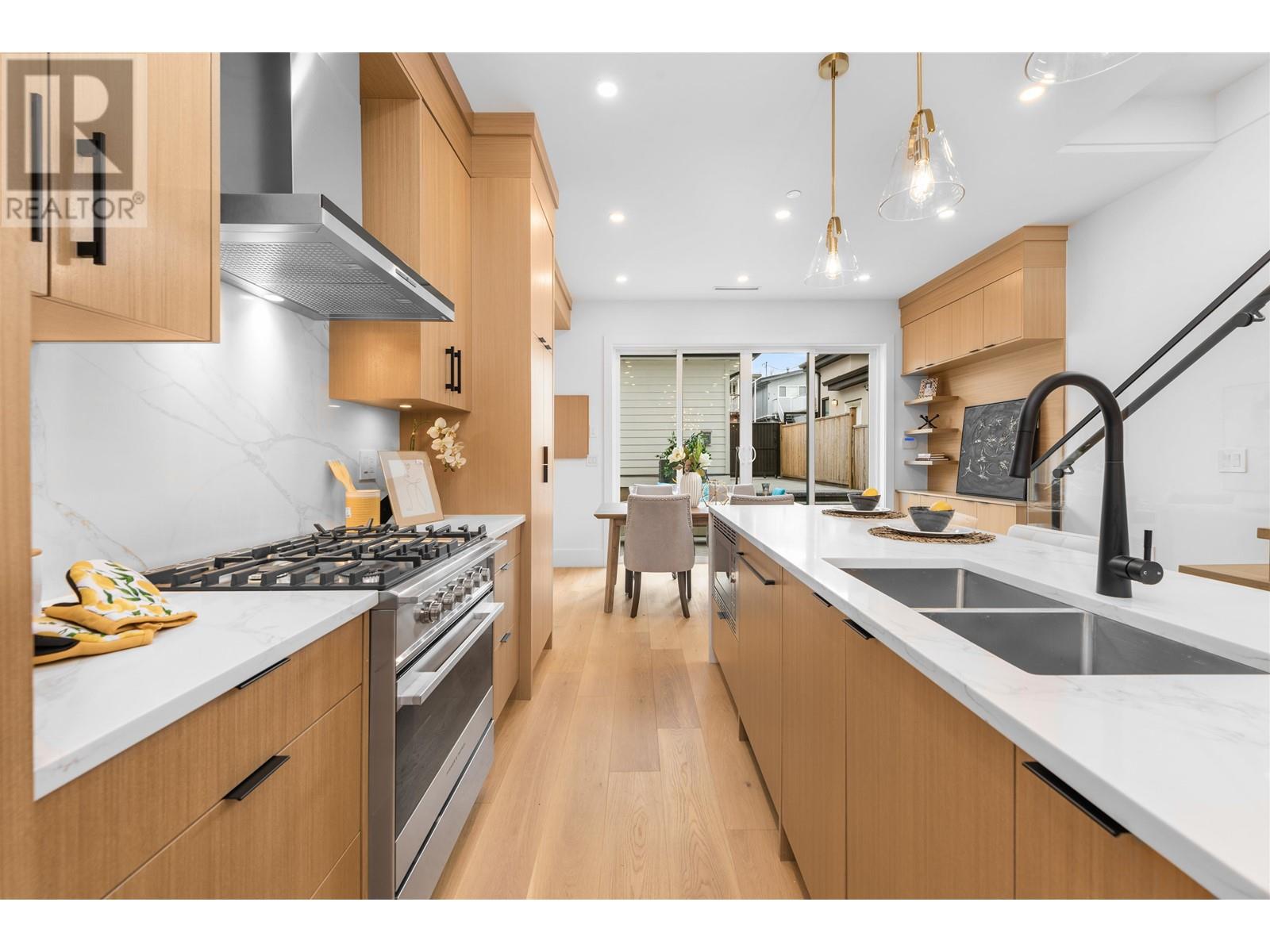 334 E 35th Avenue, Vancouver, British Columbia  V5W 1A8 - Photo 3 - R2868619