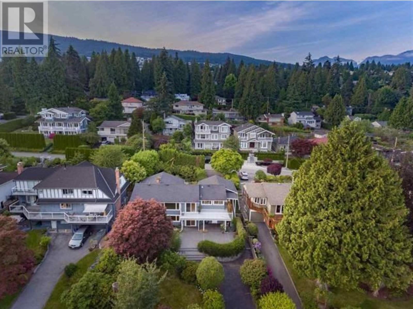 1386 Lawson Ave, West Vancouver, British Columbia  V7T 2E7 - Photo 2 - R2868675