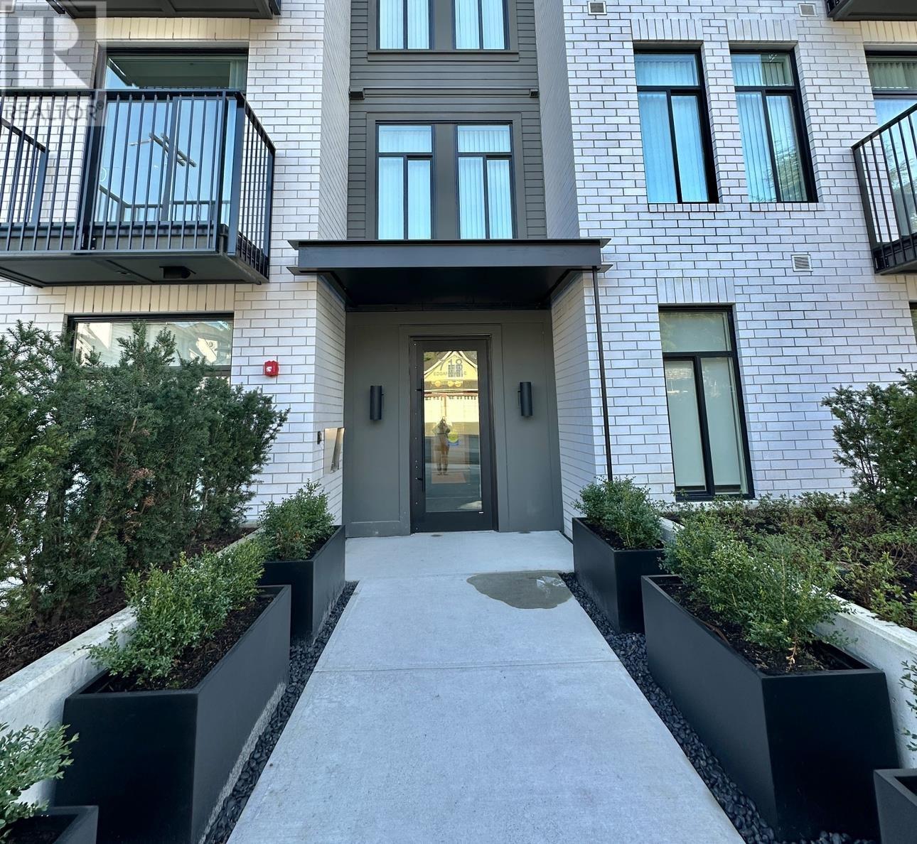 211 718 Edgar Avenue, Coquitlam, British Columbia  V3K 0H2 - Photo 1 - R2868561