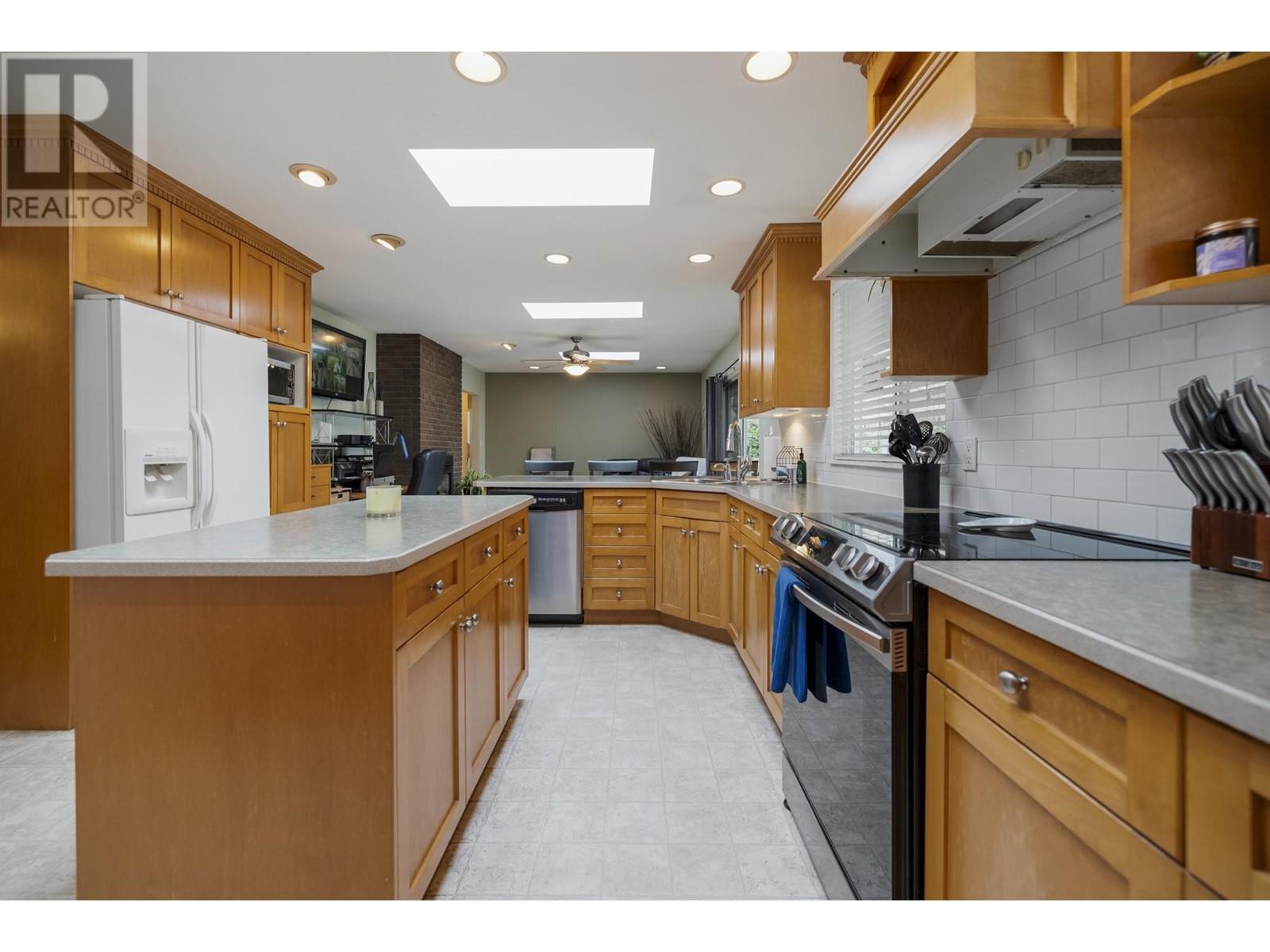 23679 Fern Crescent, Maple Ridge, British Columbia  V4R 2S9 - Photo 13 - R2868572