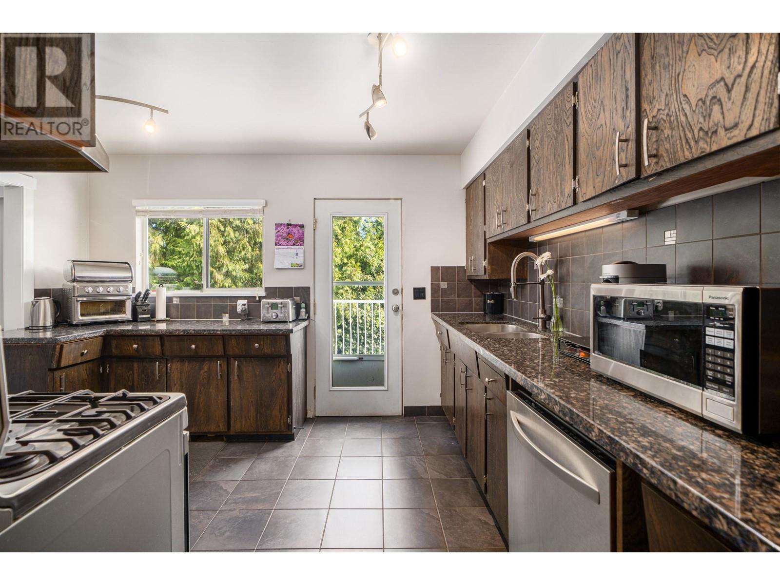 3051 Daybreak Avenue, Coquitlam, British Columbia  V3C 2G3 - Photo 12 - R2868705