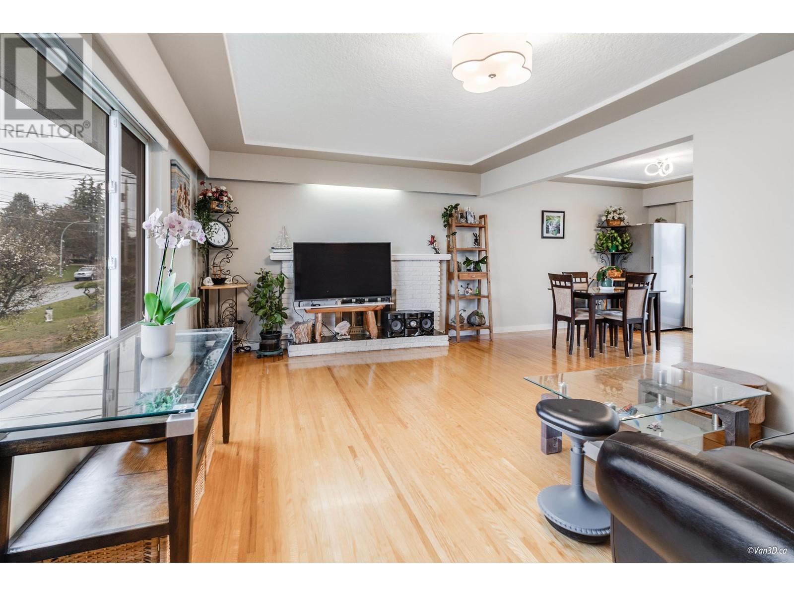 6555 St. Charles Place, Burnaby, British Columbia  V5H 3W1 - Photo 3 - R2868807