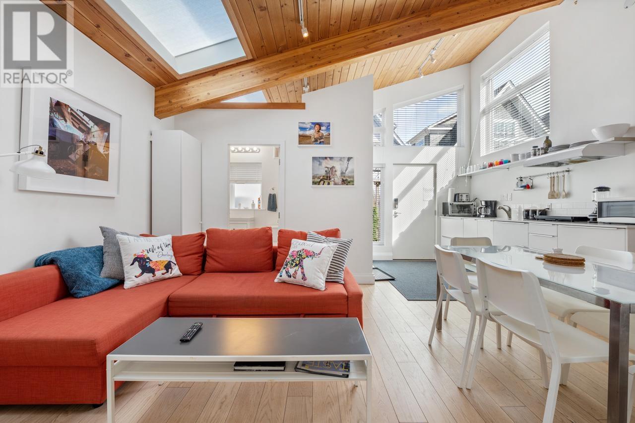 836 838 E 11th Avenue, Vancouver, British Columbia  V5T 2E6 - Photo 3 - R2868874