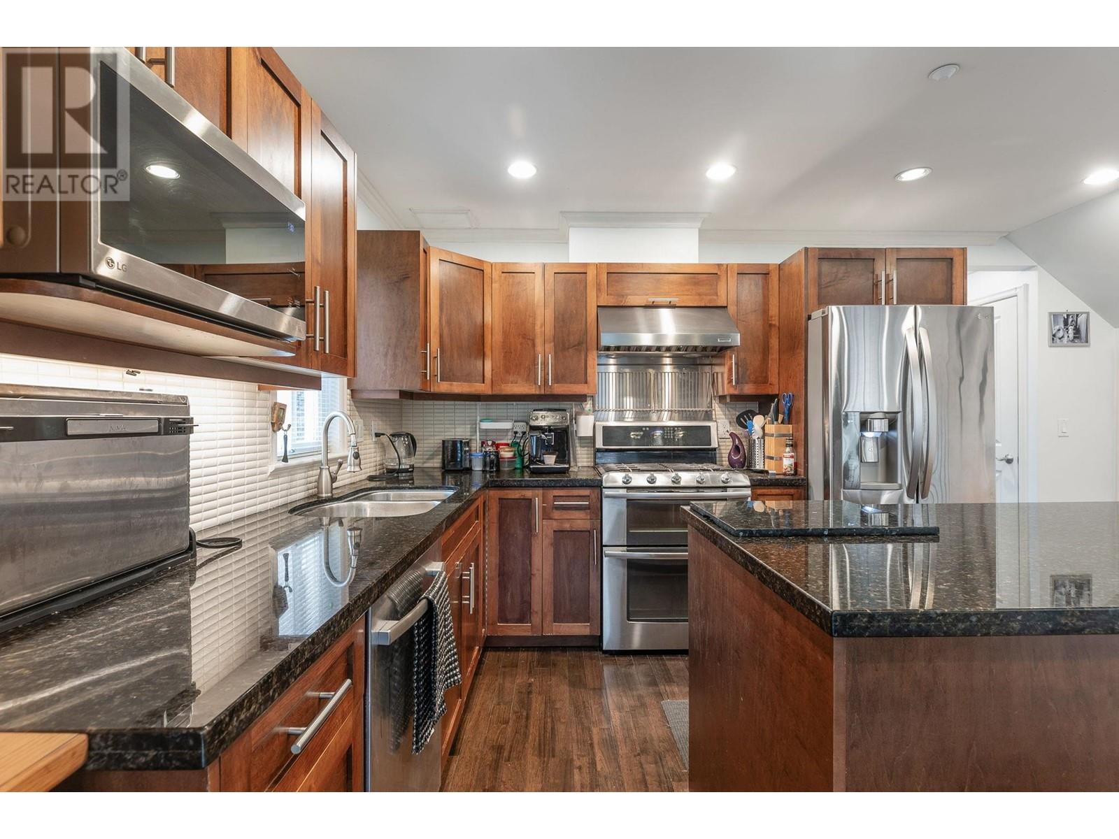 4135 John Street, Vancouver, British Columbia  V5V 3W8 - Photo 6 - R2867678