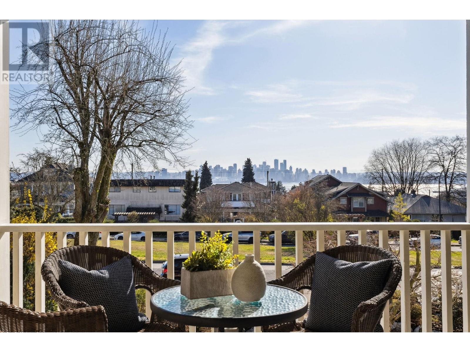 264 W 6th Street, North Vancouver, British Columbia  V7M 1K6 - Photo 1 - R2869102