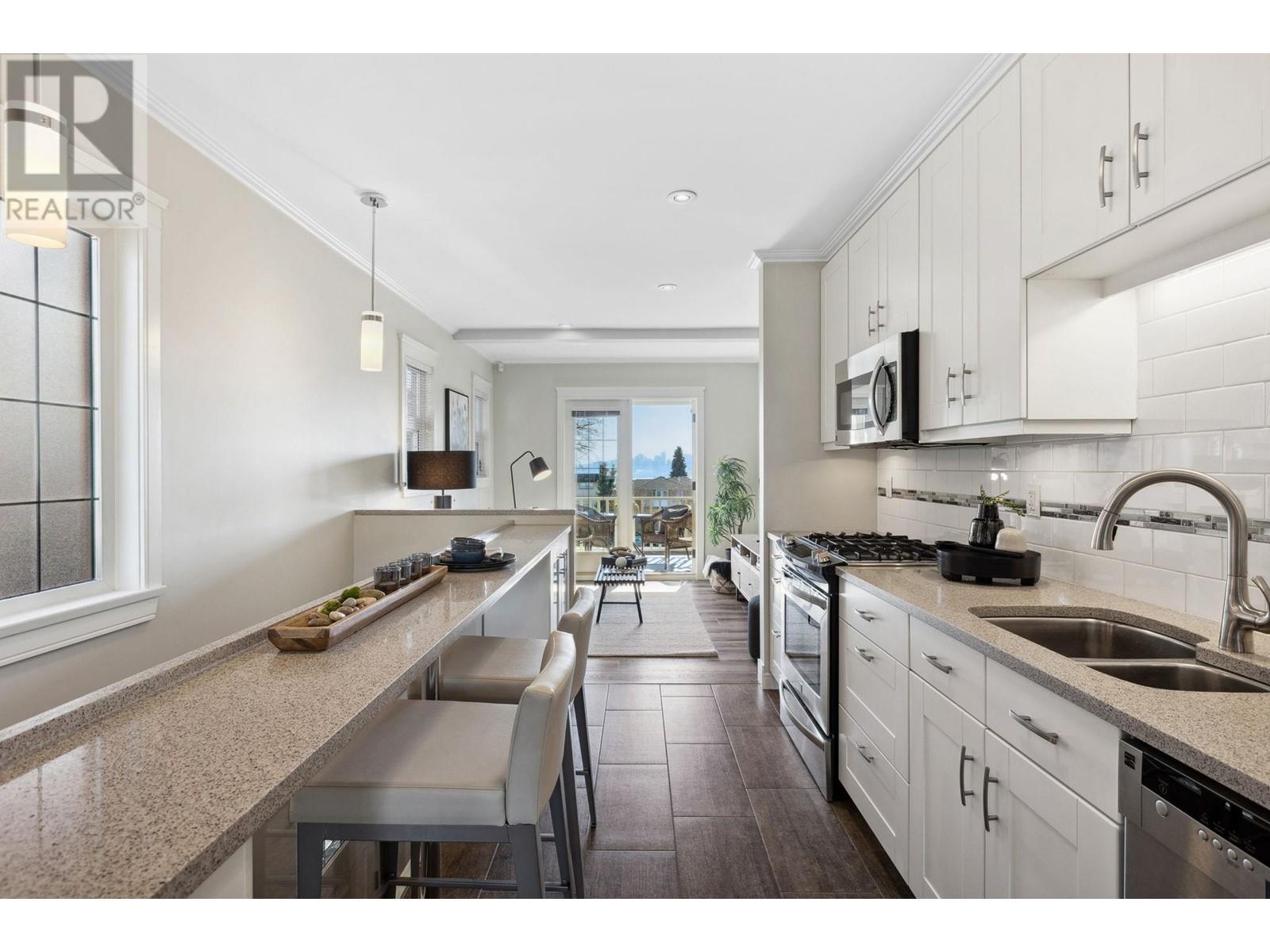 264 W 6th Street, North Vancouver, British Columbia  V7M 1K6 - Photo 10 - R2869102