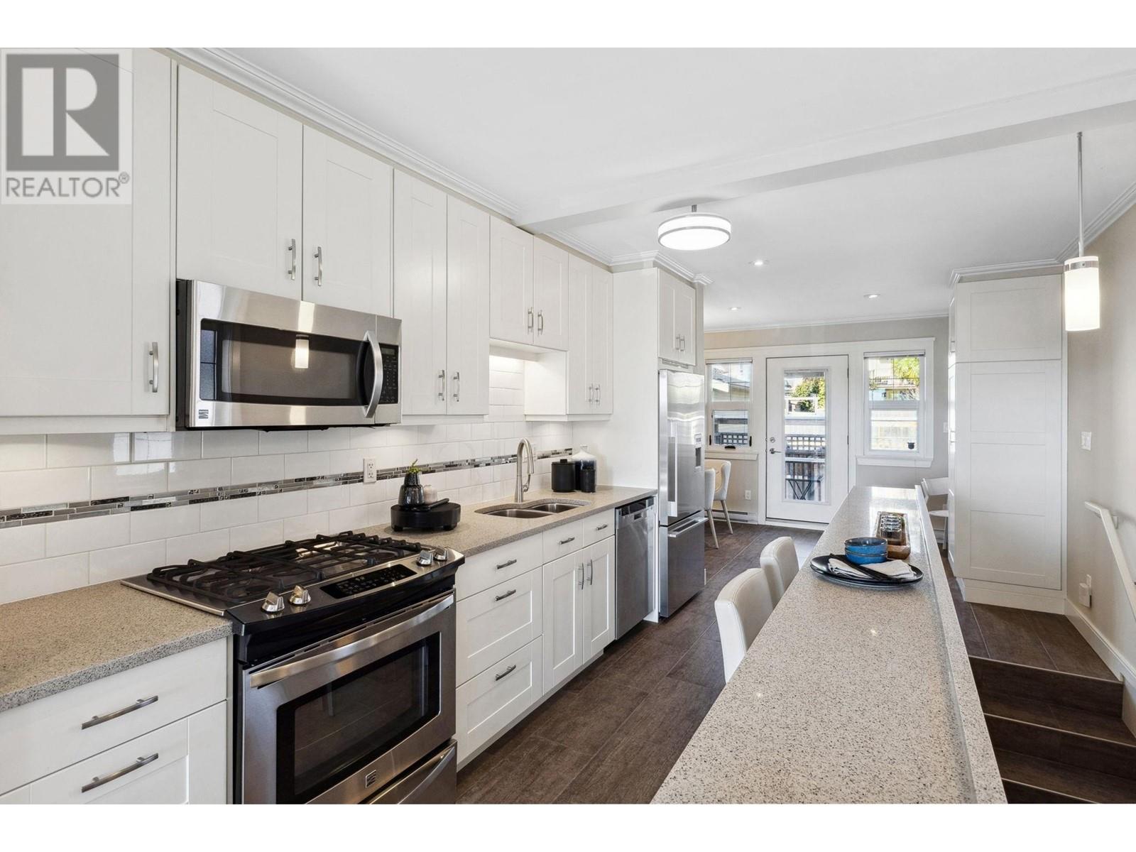 264 W 6th Street, North Vancouver, British Columbia  V7M 1K6 - Photo 12 - R2869102