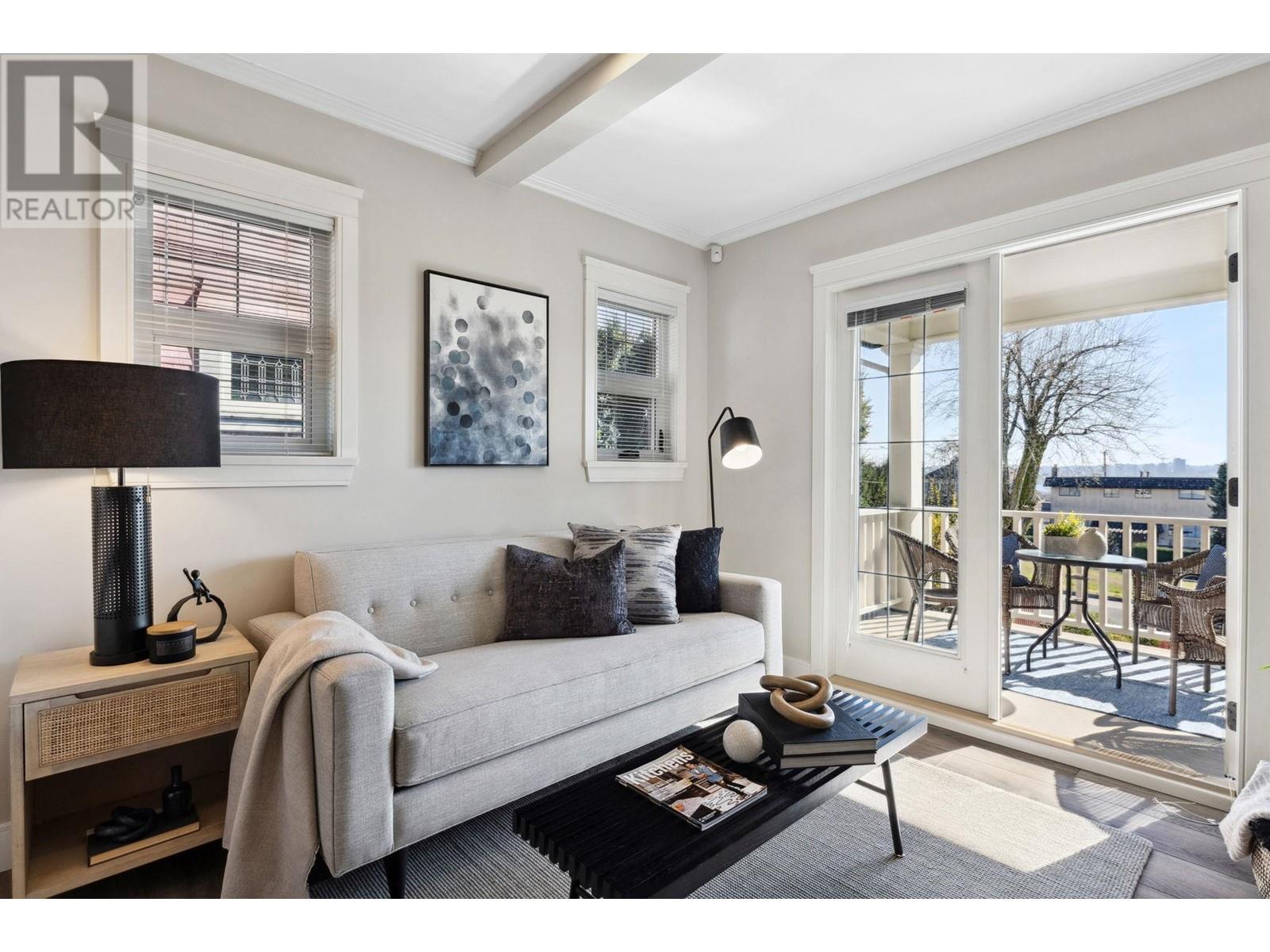 264 W 6th Street, North Vancouver, British Columbia  V7M 1K6 - Photo 3 - R2869102