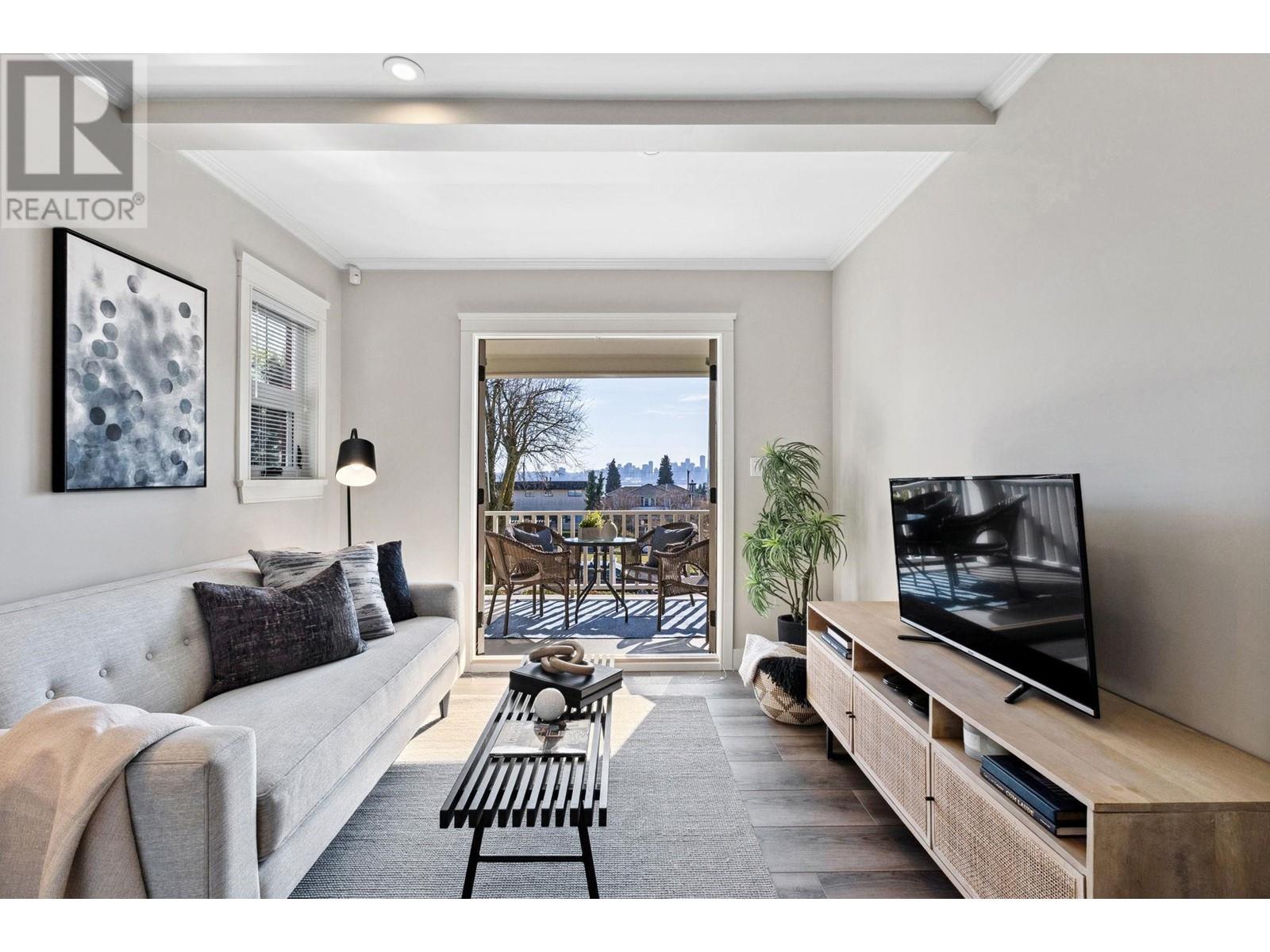 264 W 6th Street, North Vancouver, British Columbia  V7M 1K6 - Photo 4 - R2869102
